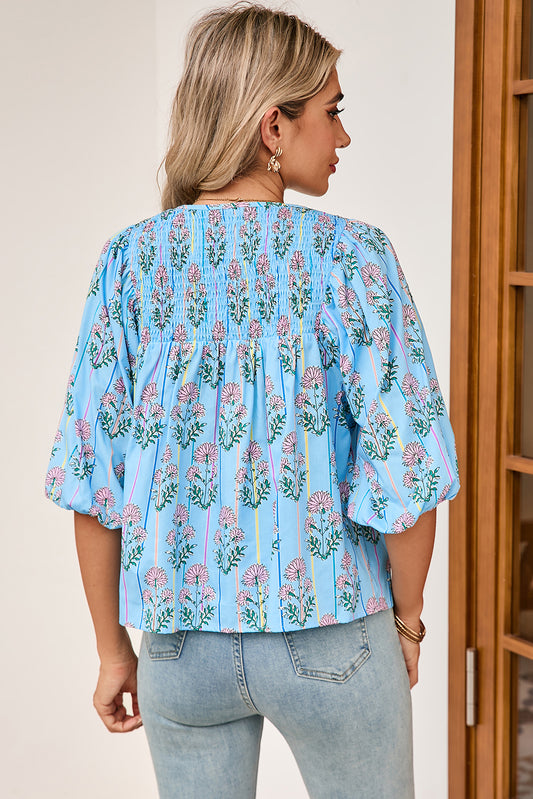 Blusa de cuello en V fruncido con rayas florales en azul cielo