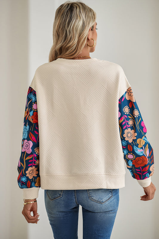 Top texturizado con mangas de patchwork y flores vintage blancas