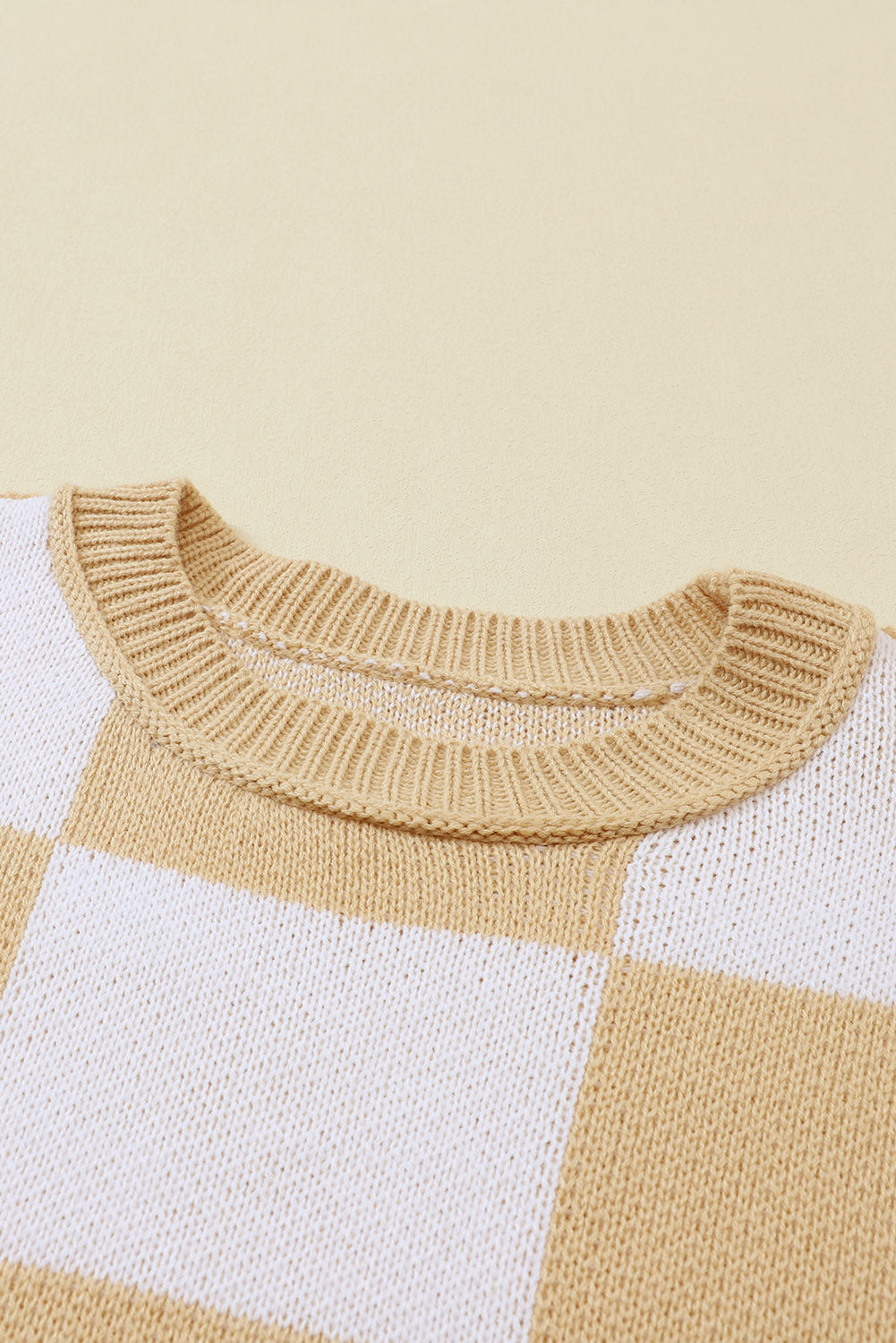 Suéter de cuadros naranja y blanco con costuras expuestas y mangas obispo