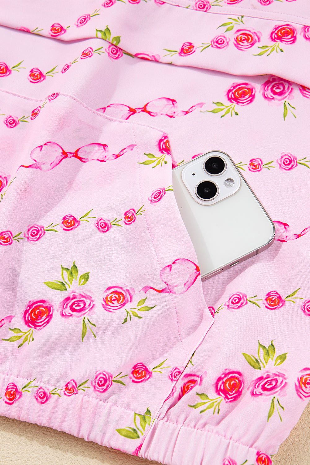 Sudadera con capucha y cordón ajustable con bolsillo tipo canguro y media cremallera con estampado floral rosa