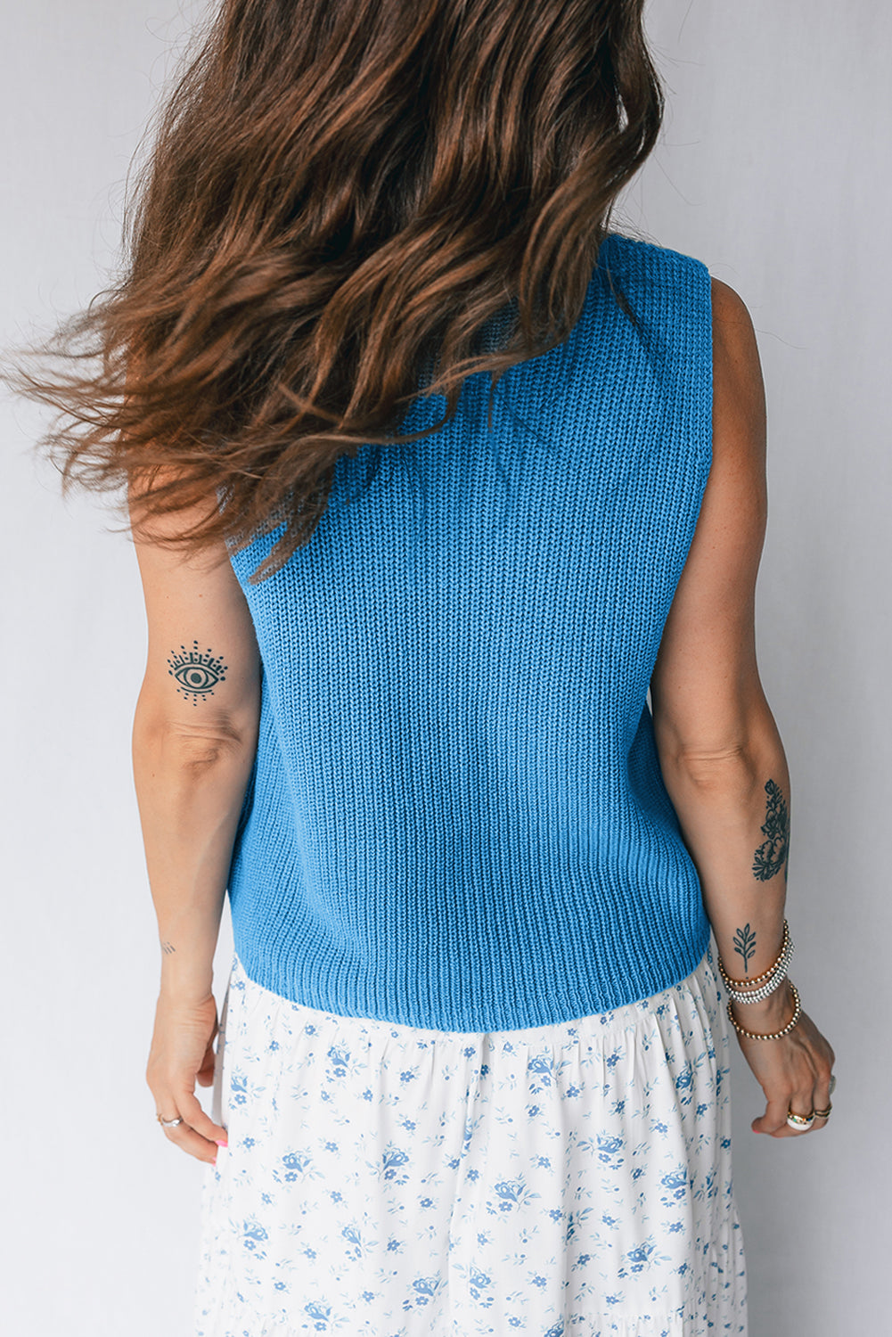 Chaleco tipo suéter sin mangas con estampado de escritura veraniega en azul crepúsculo