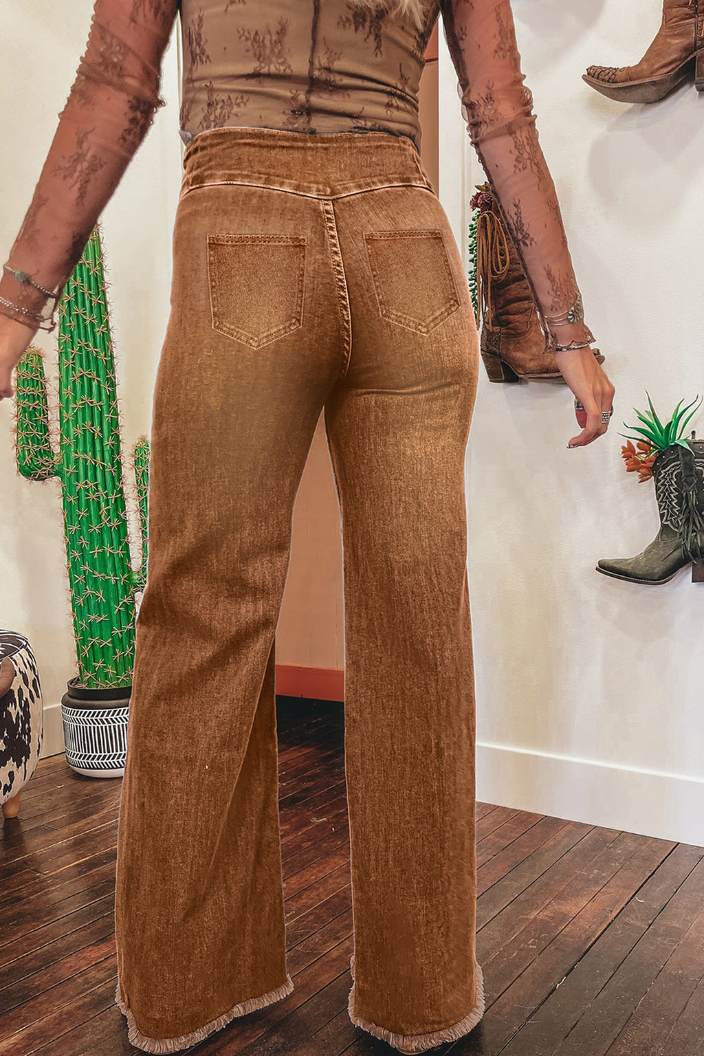 Jean évasé taille haute couleur café, braguette boutonnée, ourlet brut.