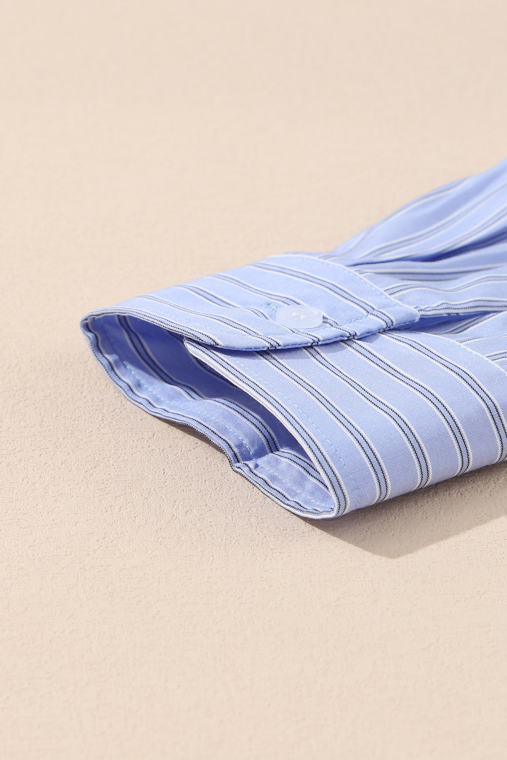 Camisa informal extragrande con botones y rayas azul cielo