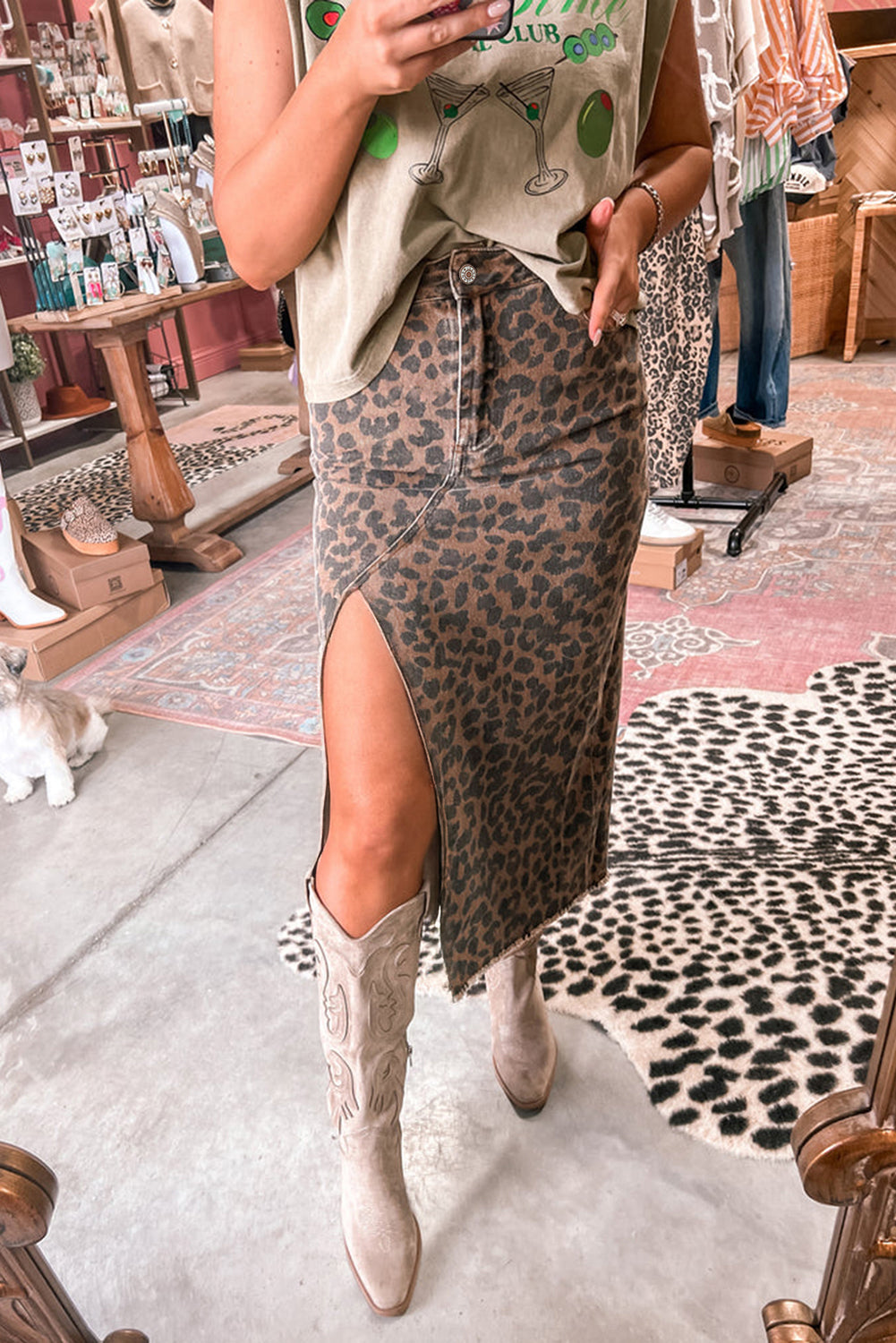 Jupe midi fendue en jean effilochée à motif léopard marron