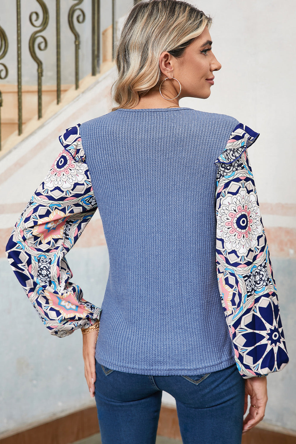 Blusa con diseño de gofres y parches con mangas florales y volantes color café