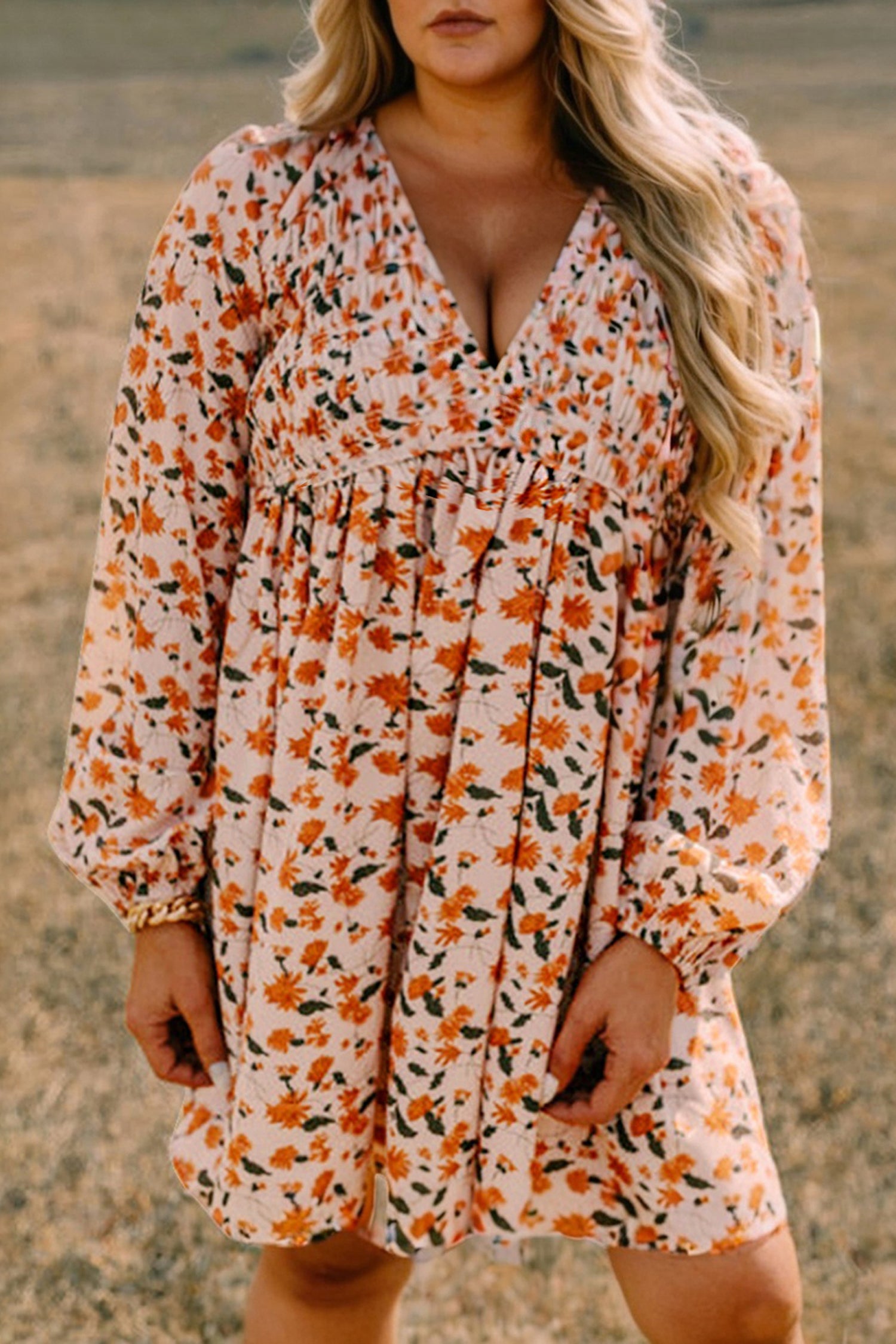 Vestido babydoll corto beige de talla grande con cuello en V, manga larga y estampado floral