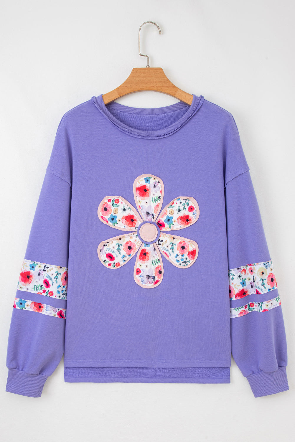 Sweat-shirt à manches tombantes orné d'appliqués de fleurs de glycine et de patchwork