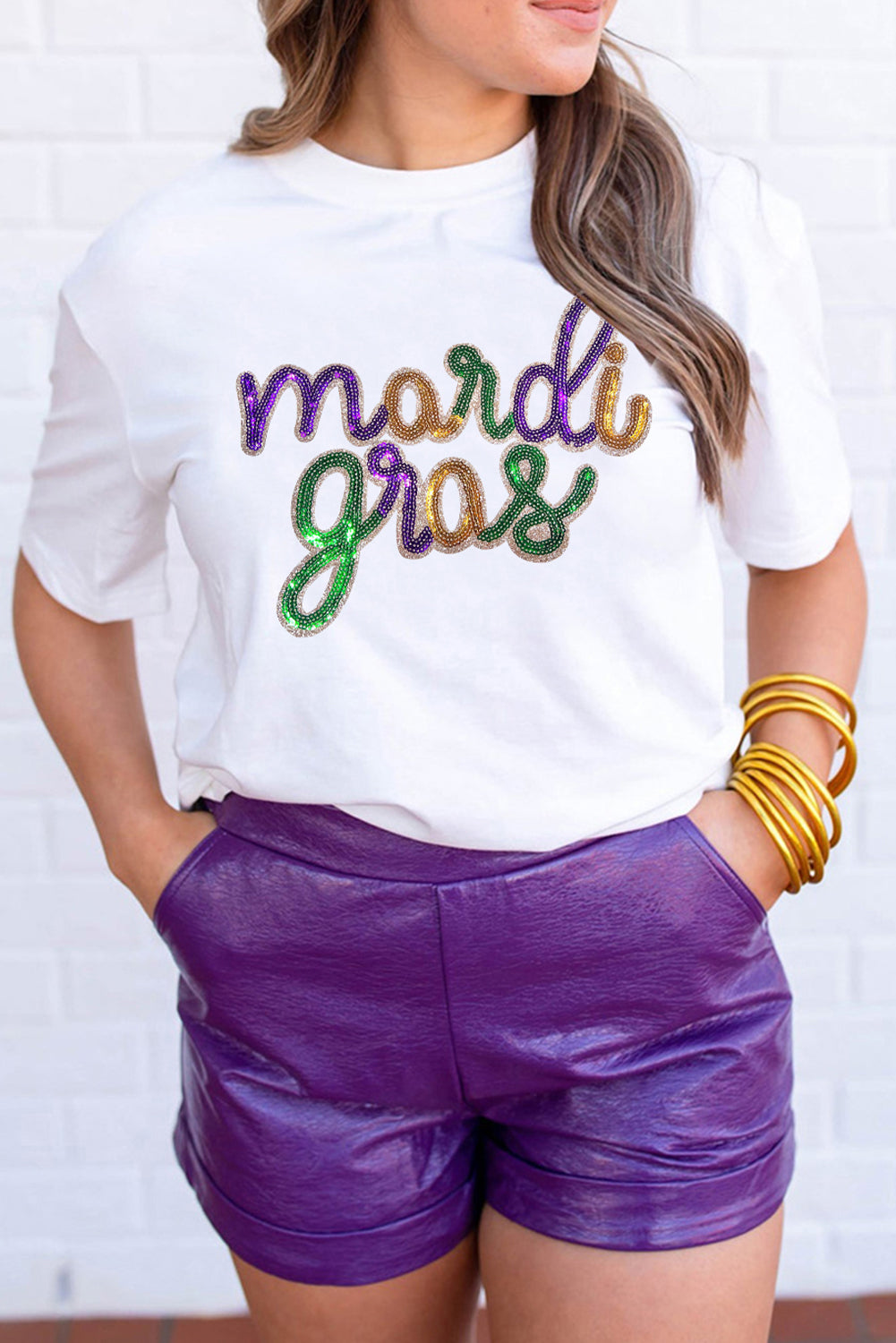 Camiseta de cuello redondo con estampado de letras de Mardi Gras con lentejuelas blancas
