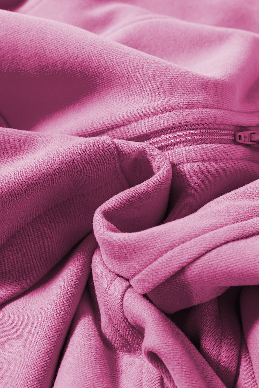 Sudadera gris con cuello alto, cremallera y mangas con abertura para los pulgares acanaladas