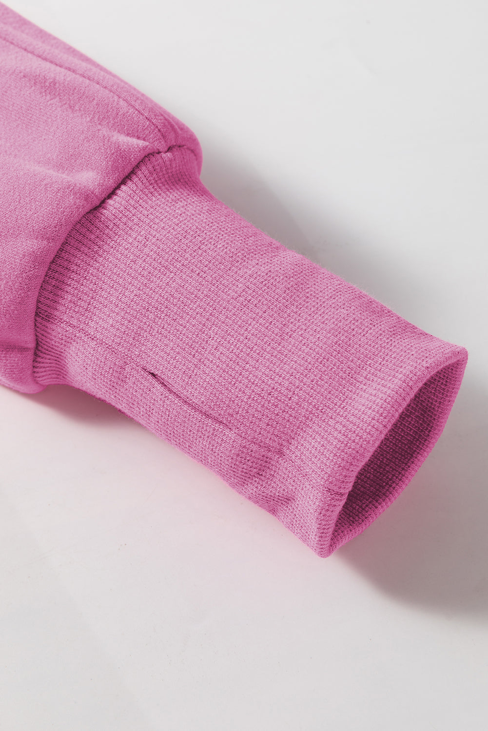 Sudadera gris con cuello alto, cremallera y mangas con abertura para los pulgares acanaladas