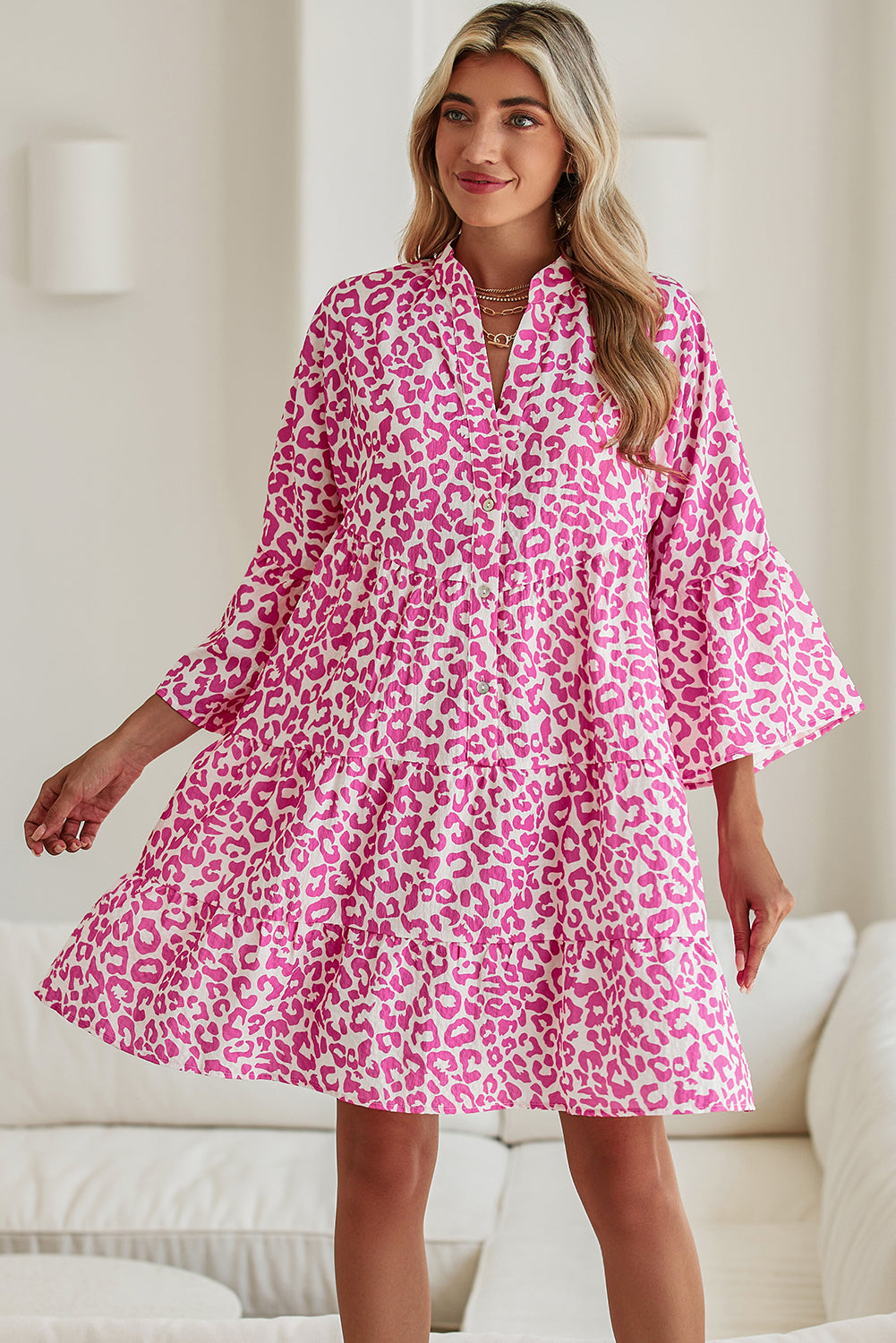 Minivestido con mangas con volantes y estampado de leopardo en rosa brillante