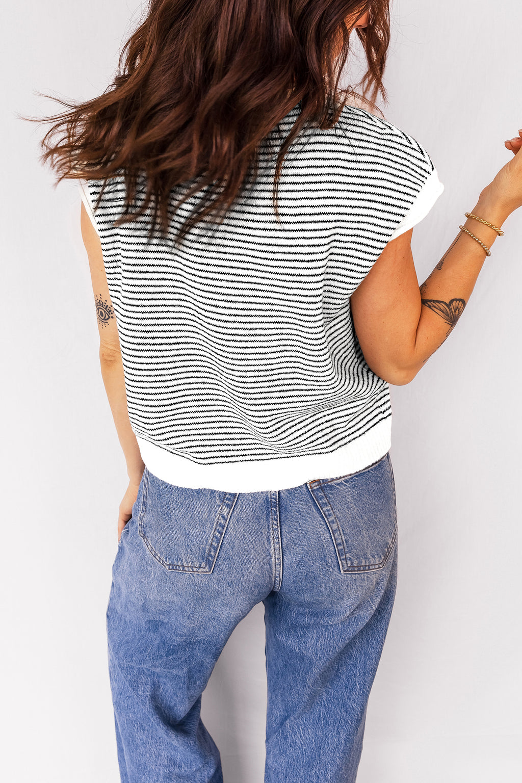 Cárdigan informal con botones y mangas cortas con ribete en contraste y rayas negras