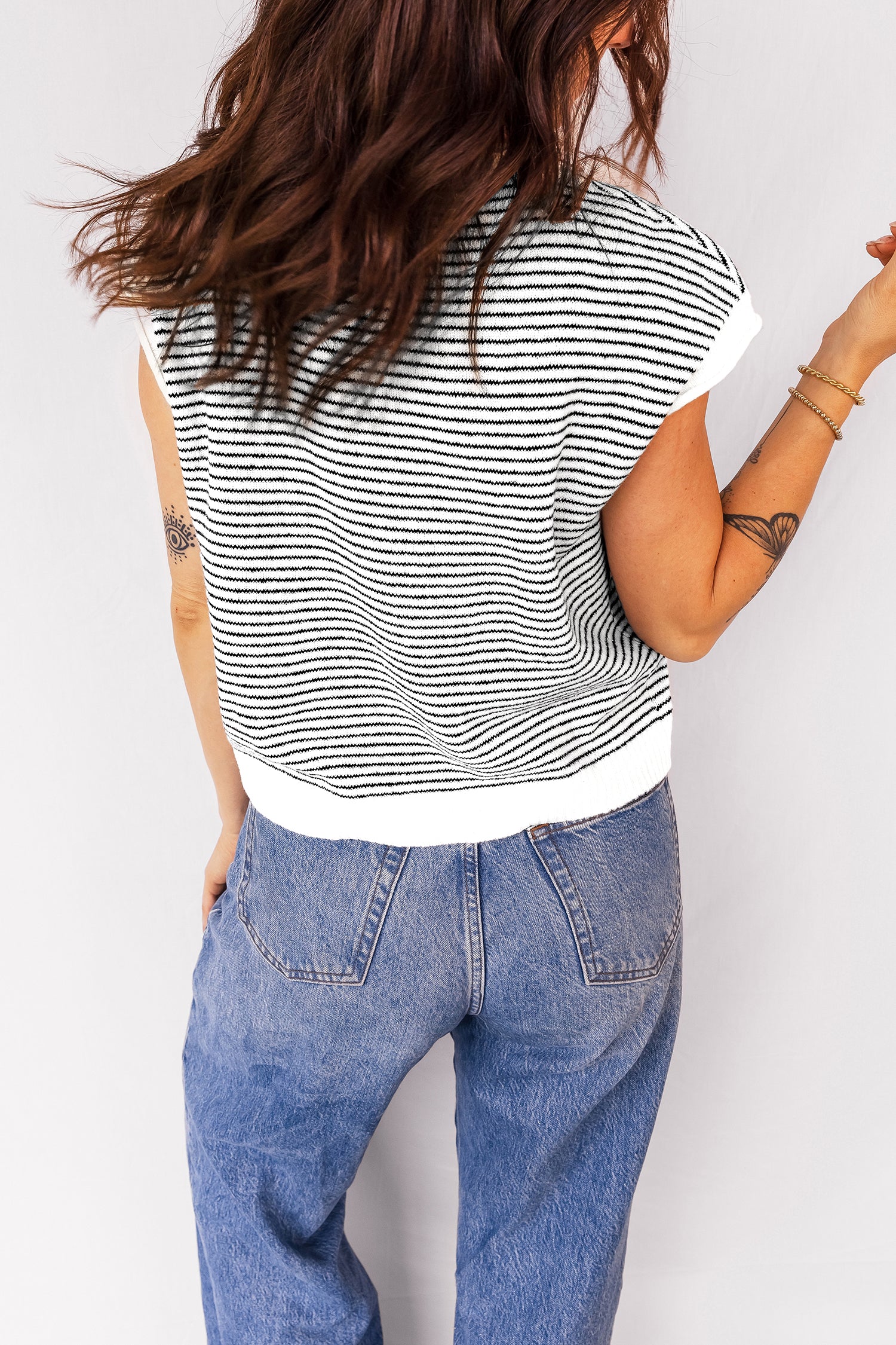 Cárdigan informal con botones y mangas cortas con ribete en contraste y rayas negras