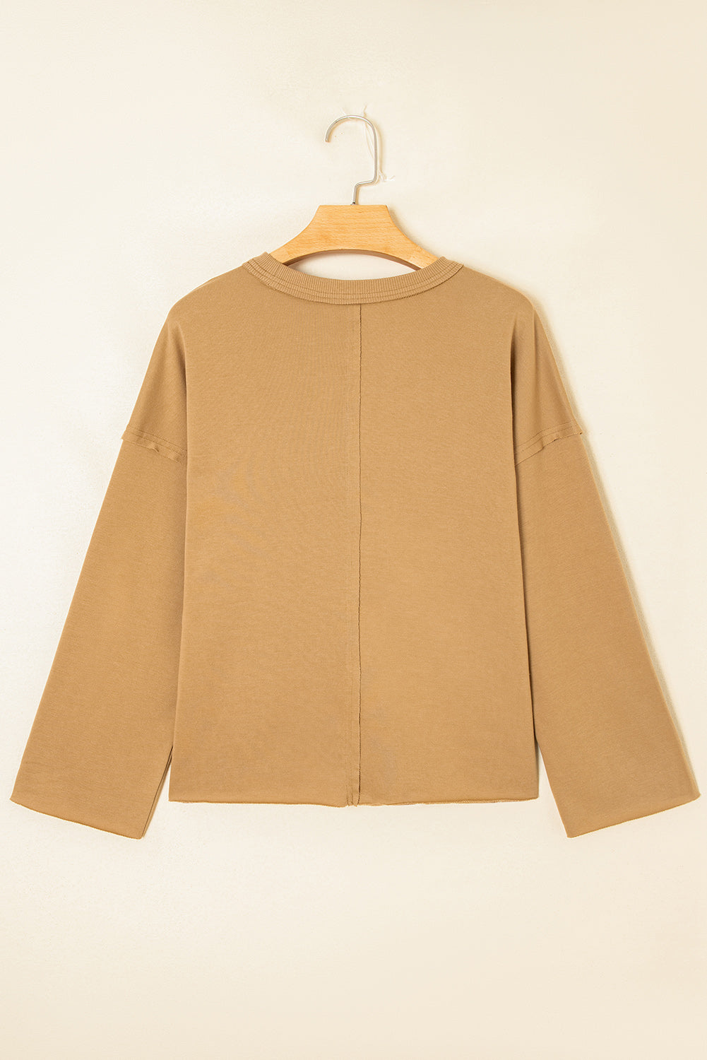 Sudadera con lavado mineral, costuras expuestas y estampado floral en forma de corazón, color amarillo paja