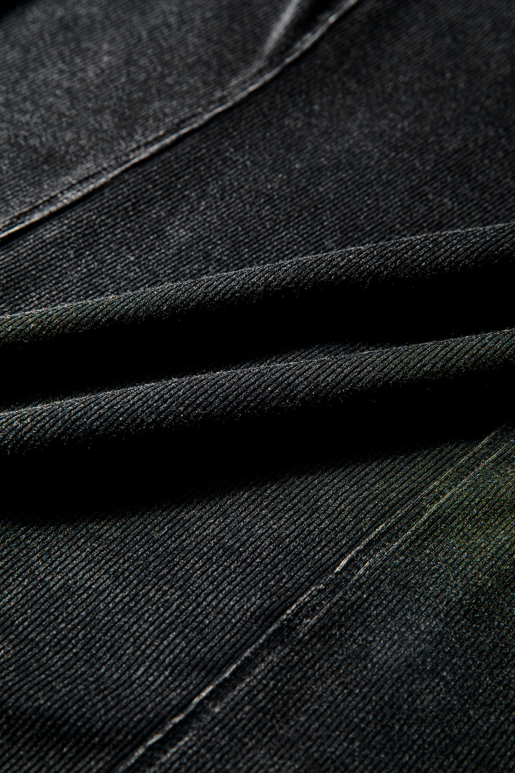 Top de manga larga acanalado con costuras expuestas en color burdeos