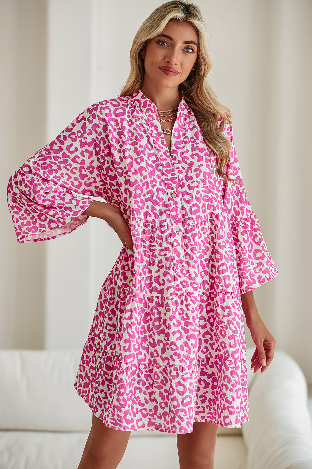 Minivestido con mangas con volantes y estampado de leopardo en rosa brillante