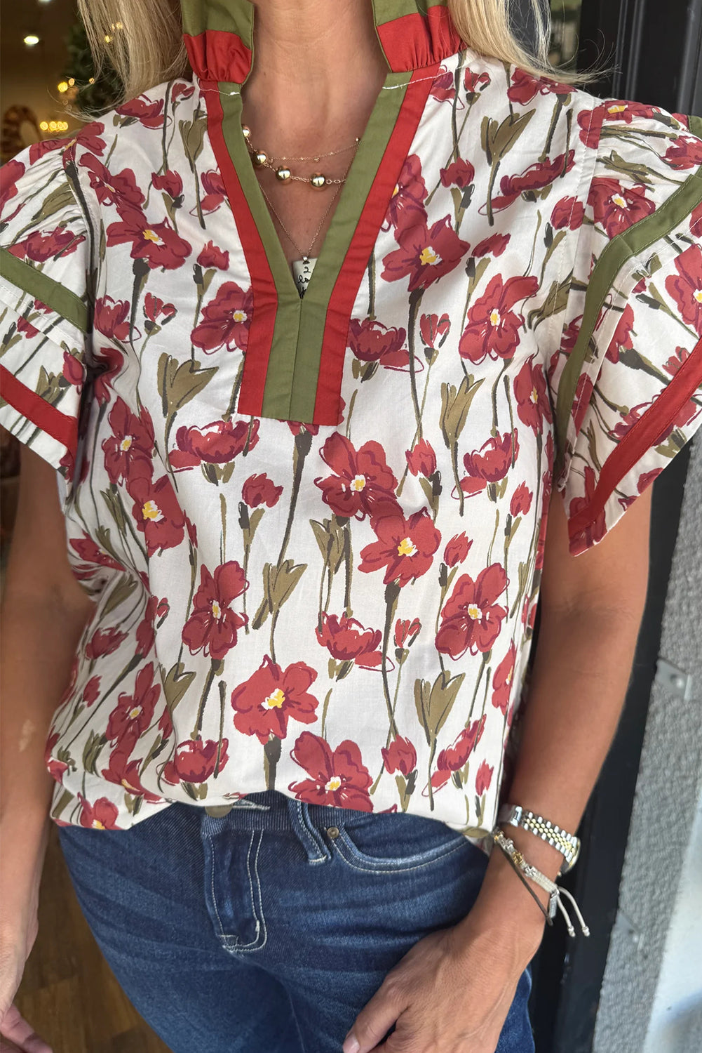 Blusa de manga corta con cuello en V, volantes dobles y ribete en contraste con estampado floral rosa