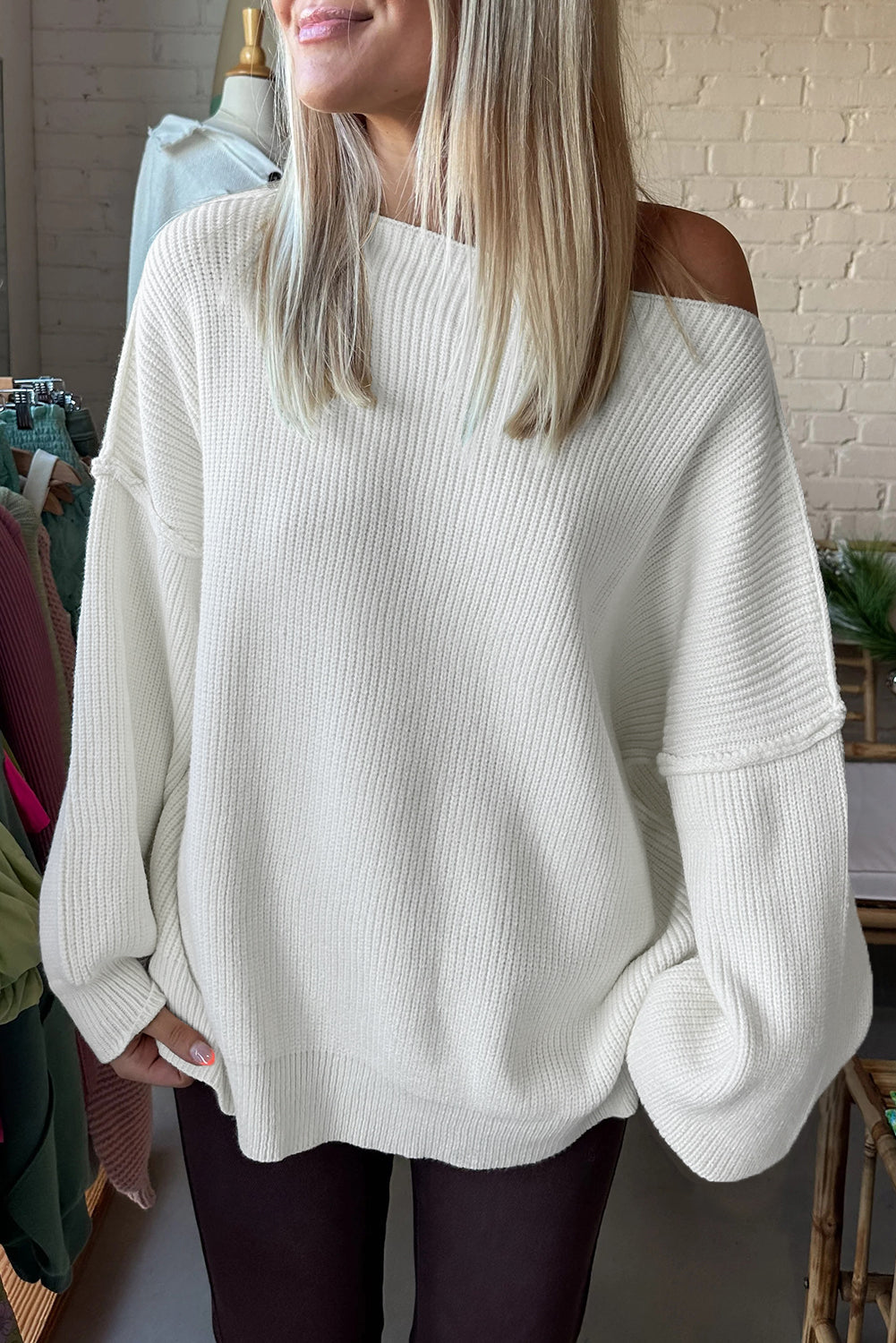Pull blanc ample à col asymétrique et épaules tombantes