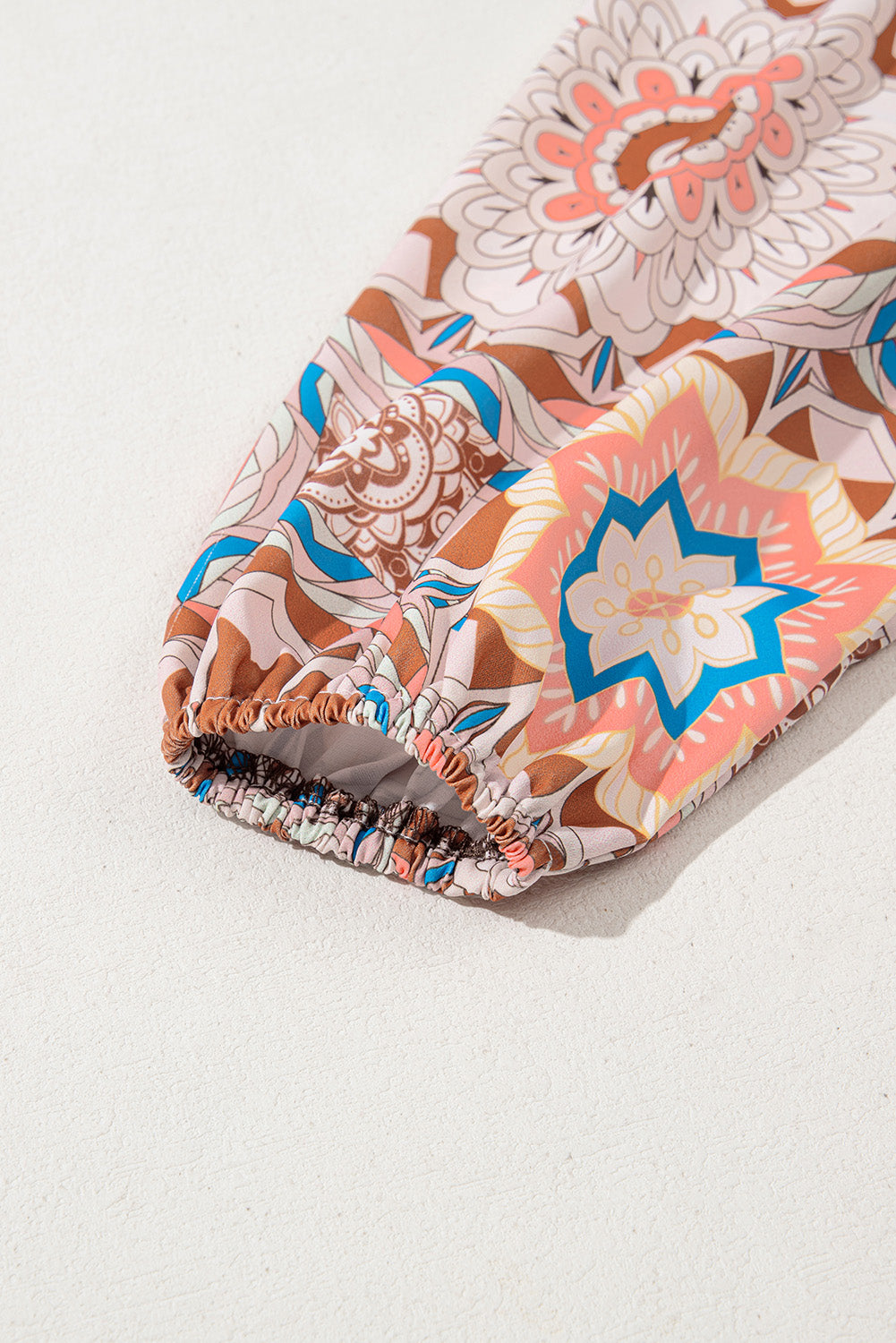 Blusa con diseño de gofres y parches con mangas florales y volantes color café