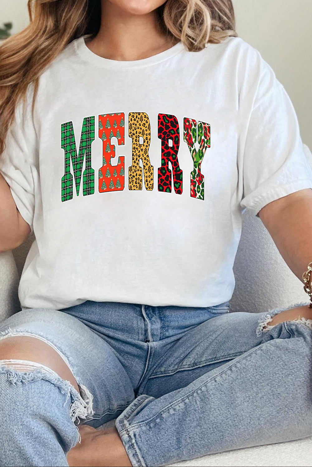 Camiseta gráfica con la letra MERRY, estampado multicolor, a cuadros de leopardo blanco
