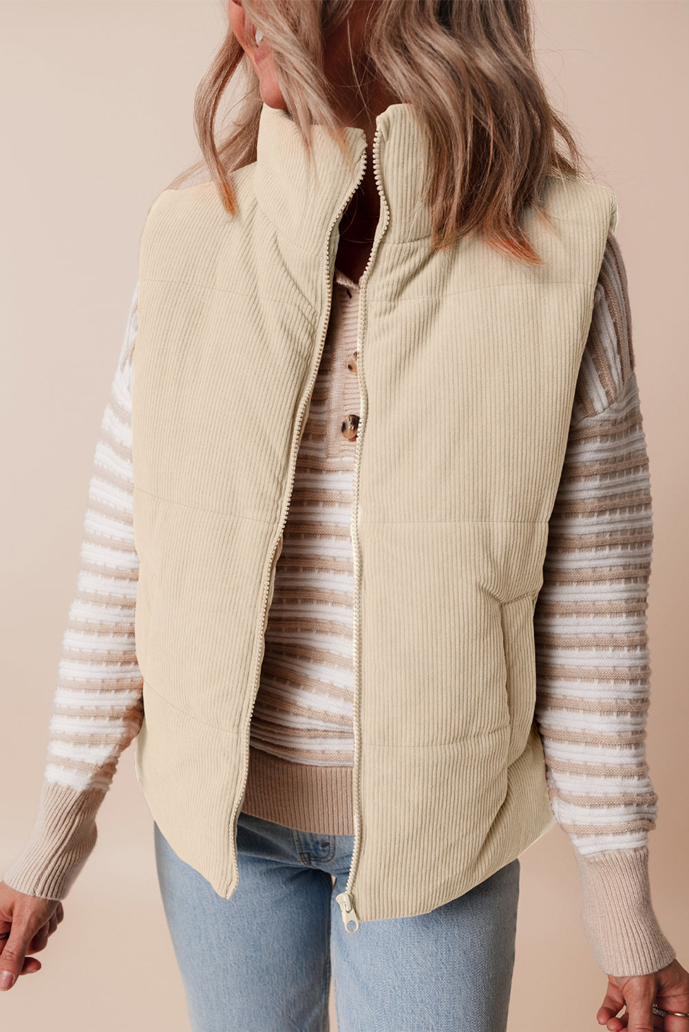 Gilet matelassé zippé en velours côtelé beige à col montant
