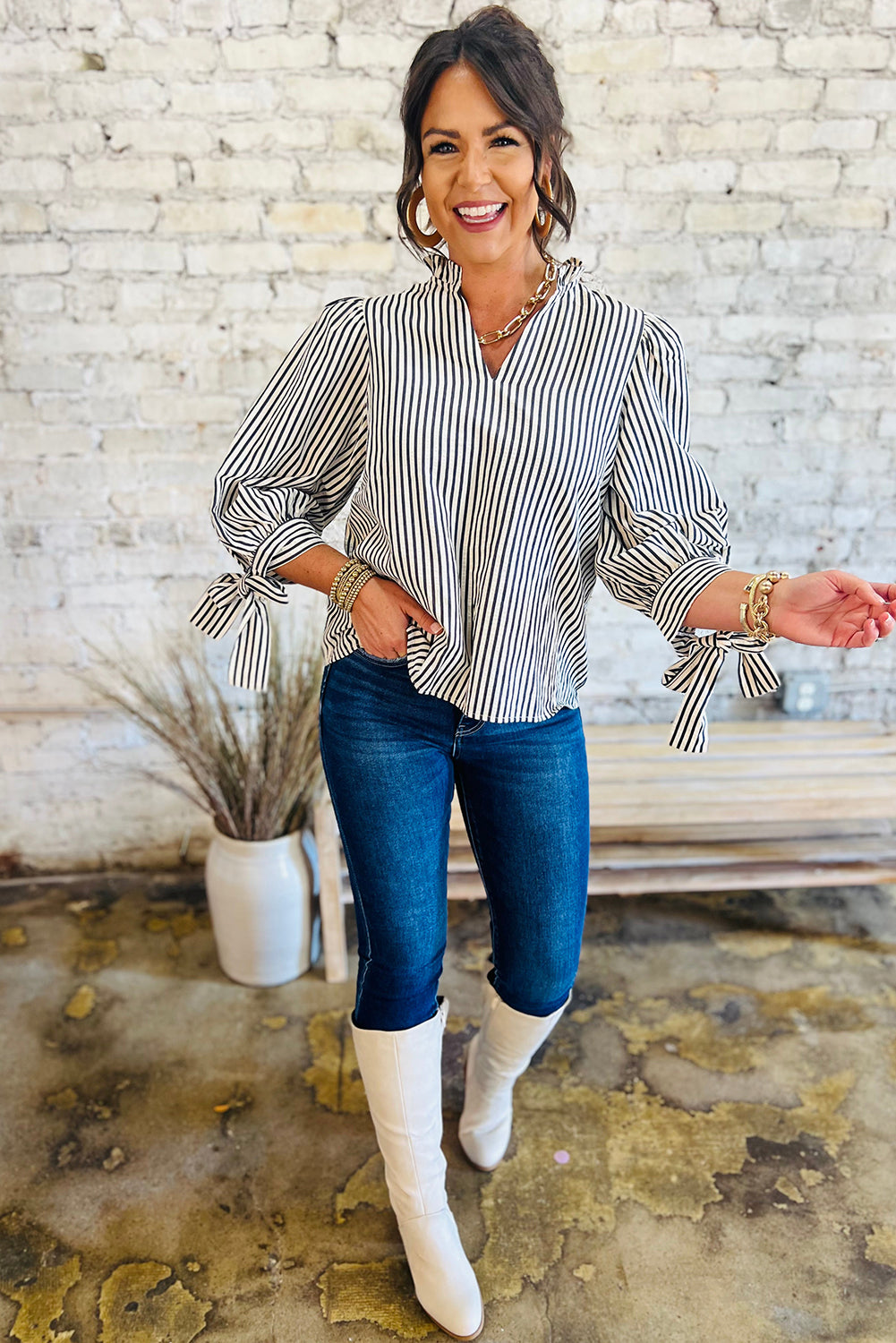 Chemisier à rayures noires, col en V à volants et poignets noués