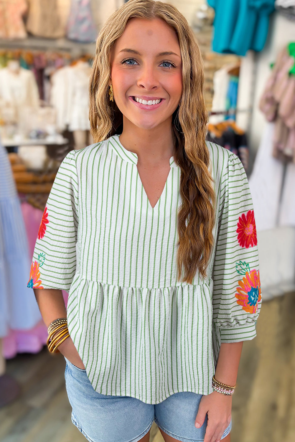 Chemisier babydoll à rayures vertes et manches bouffantes et col cranté