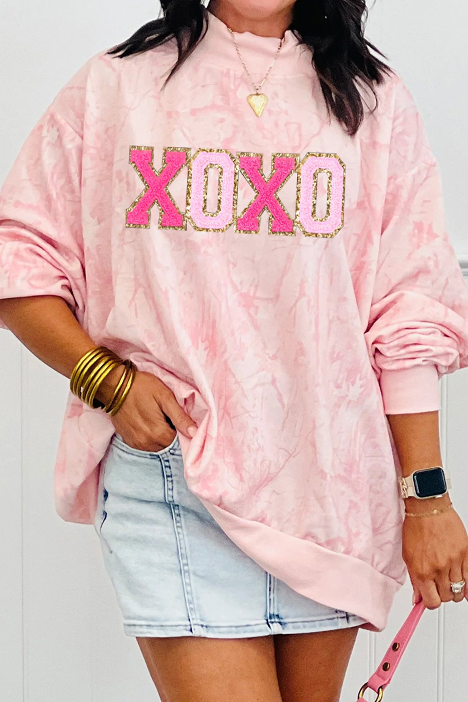 Sudadera con cuello alto, parche gráfico de chenilla con ribete de purpurina y teñido anudado XOXO en color rosa