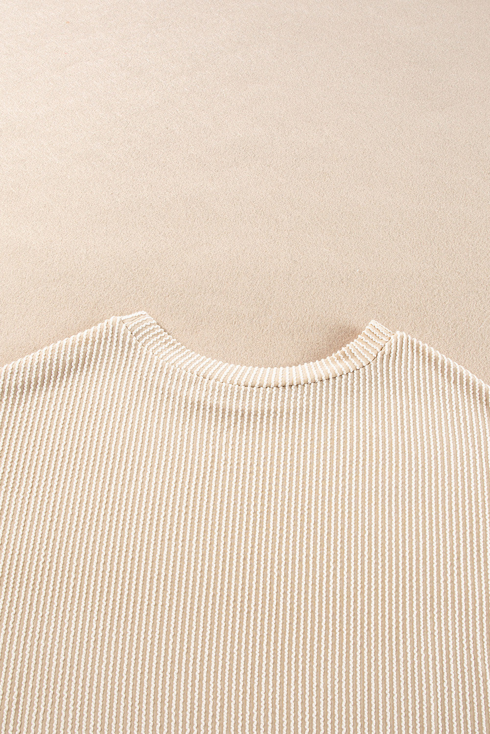 Conjunto de top de manga larga con cordón y pantalones cortos de cintura alta en color castaño