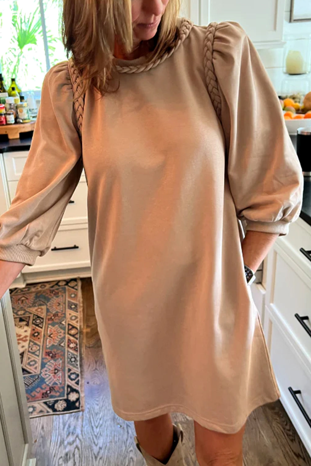 Vestido de manga abullonada con detalles trenzados en color beige claro francés
