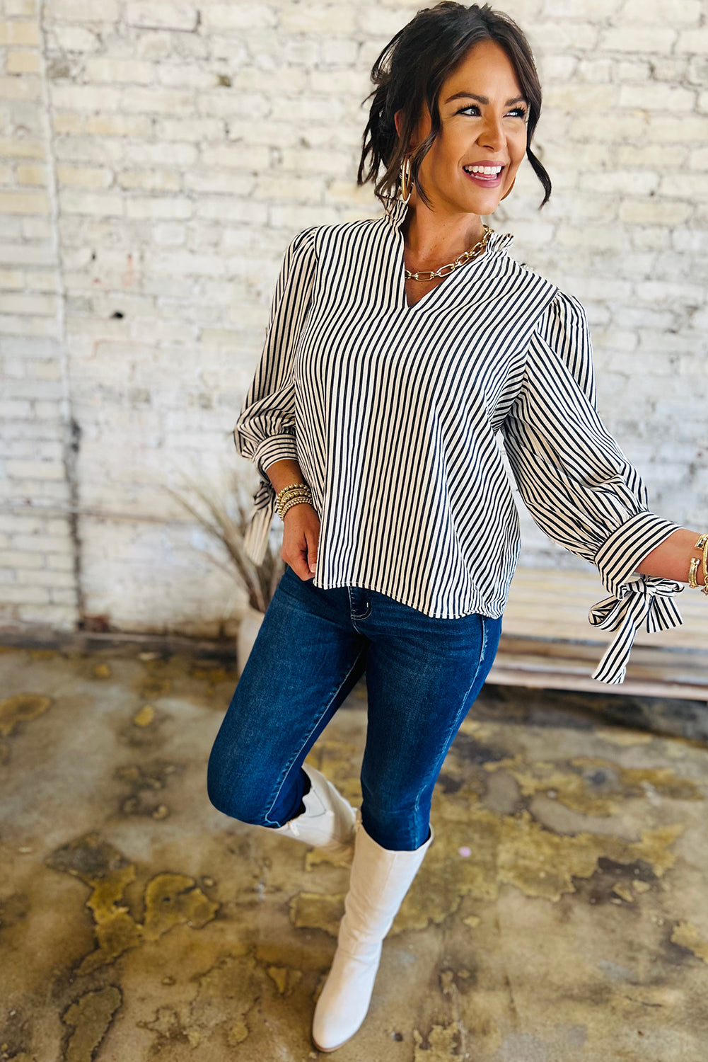 Chemisier à rayures noires, col en V à volants et poignets noués