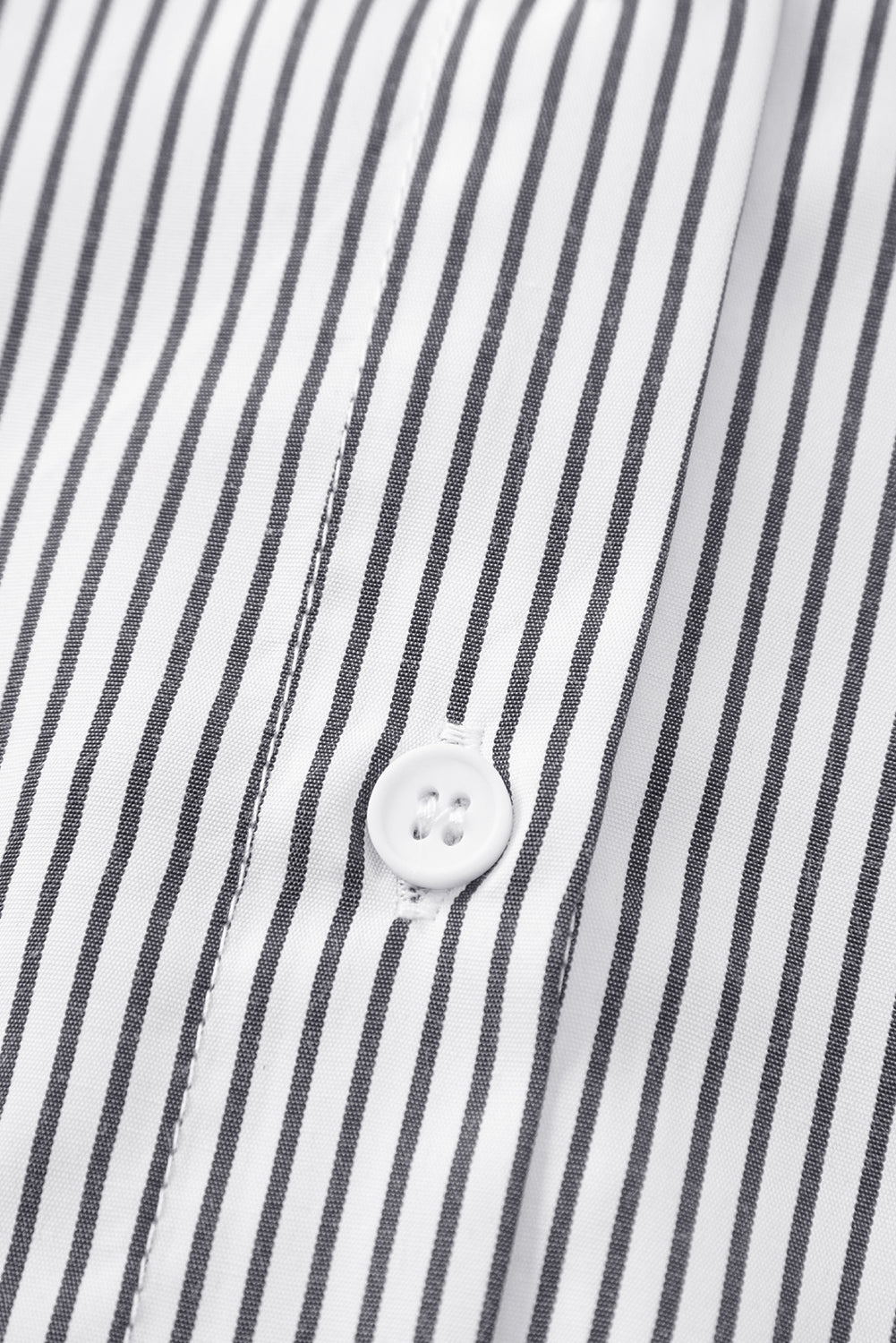 Chemise décontractée à rayures bleu clair et poignets froncés