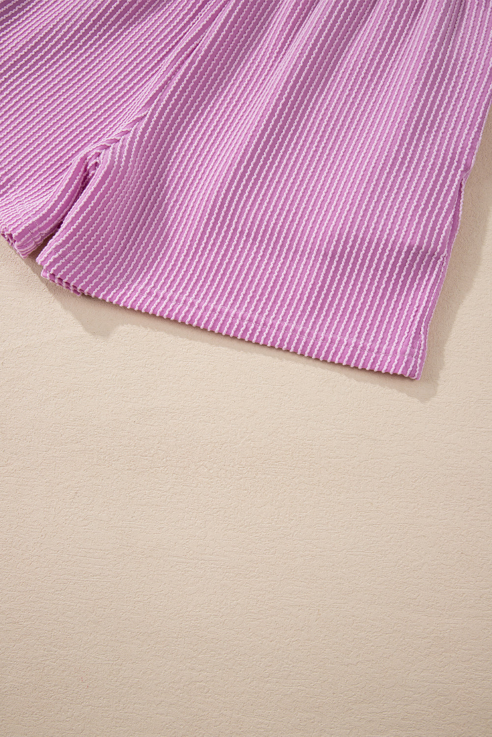 Conjunto de top de manga larga con cordón y pantalones cortos de cintura alta en color castaño