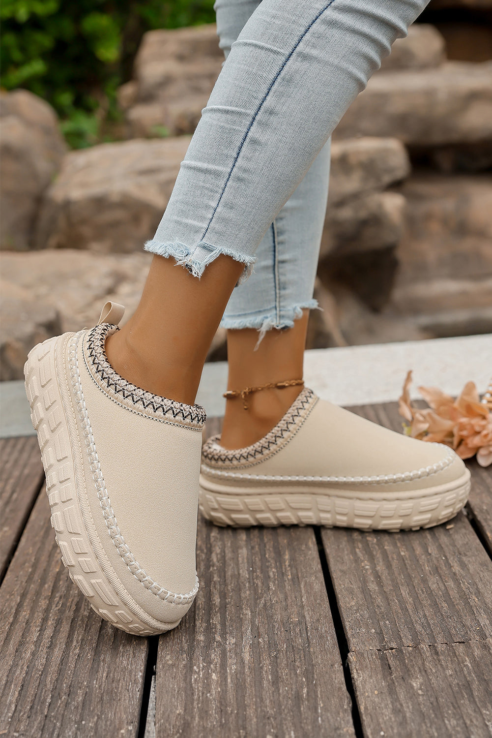 Chaussons d'hiver en peluche à coutures contrastées blanches