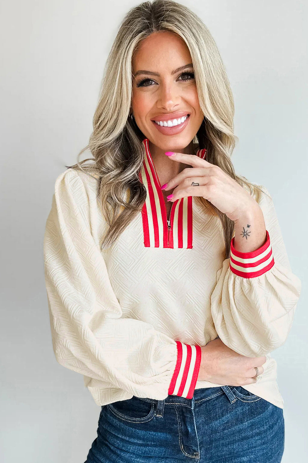 Pull-over blanc en maille texturée à rayures contrastantes et col zippé