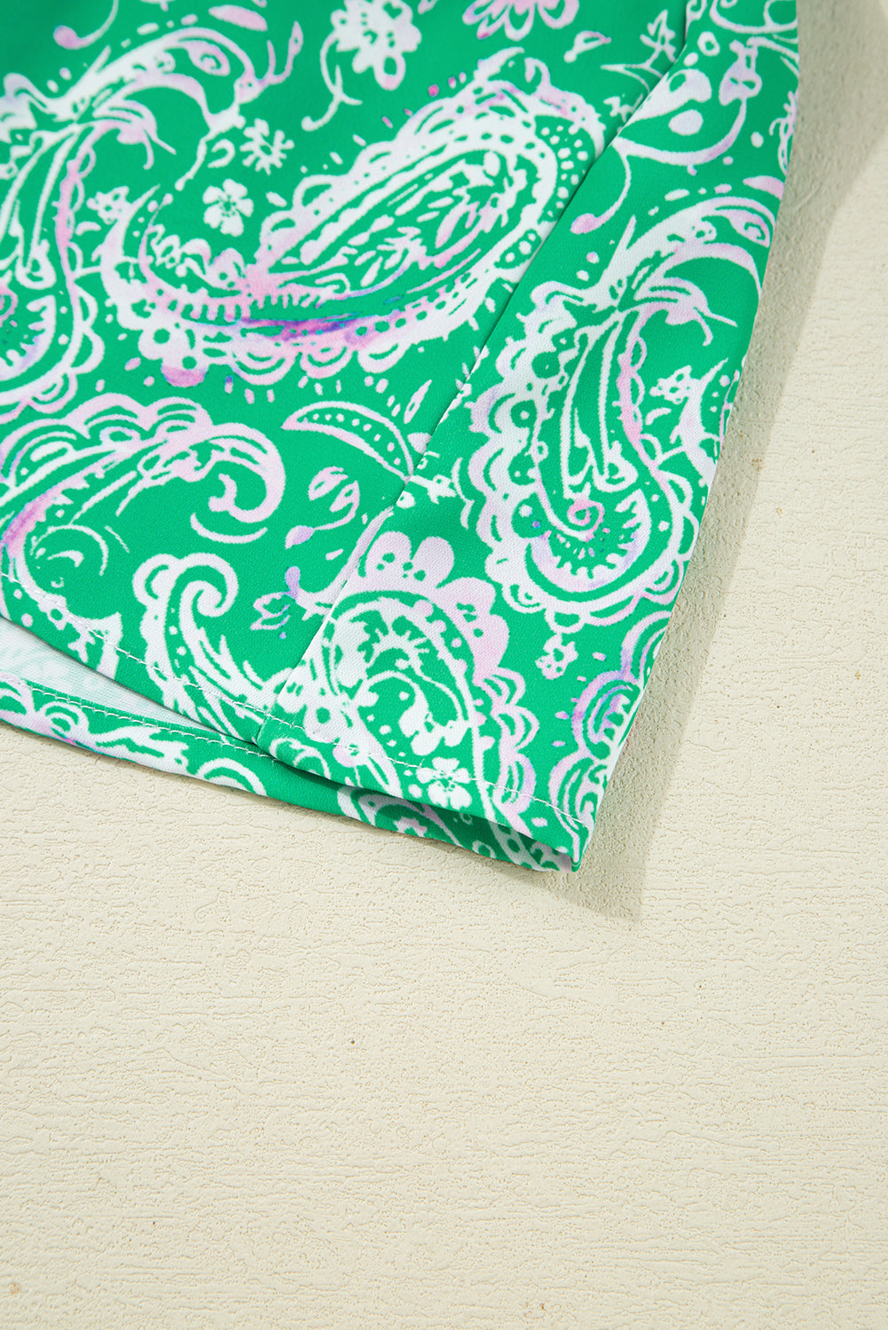 Mini-robe verte à manches longues et imprimé cachemire, boutonnée sur le devant et nouée à la taille