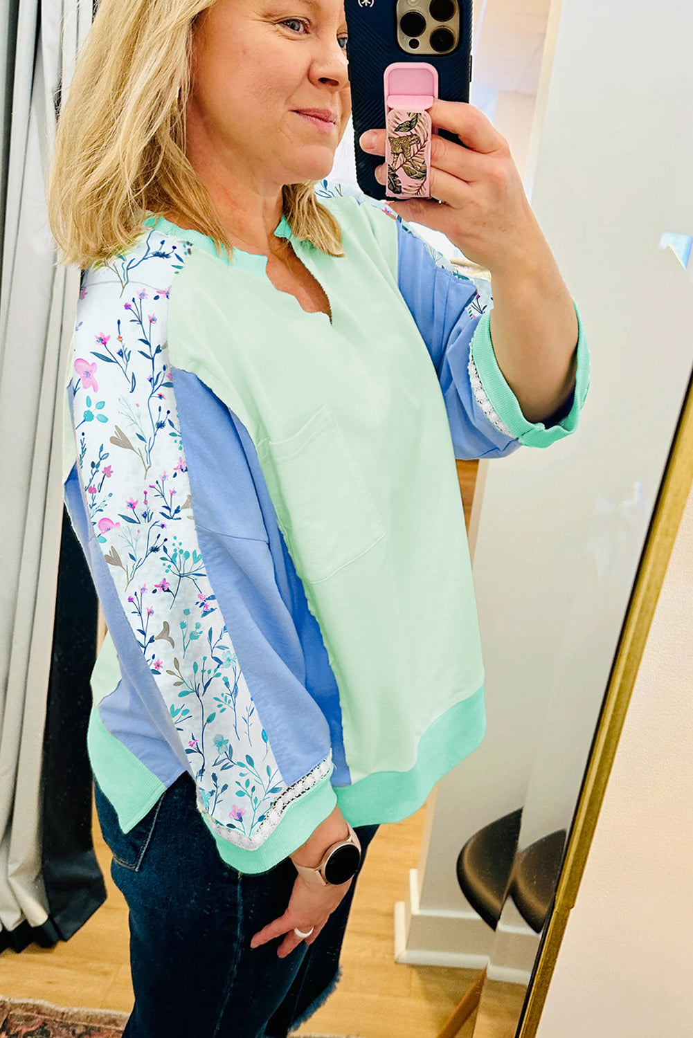 Top de manga larga con cuello con muesca y diseño de patchwork floral en color verde de talla grande