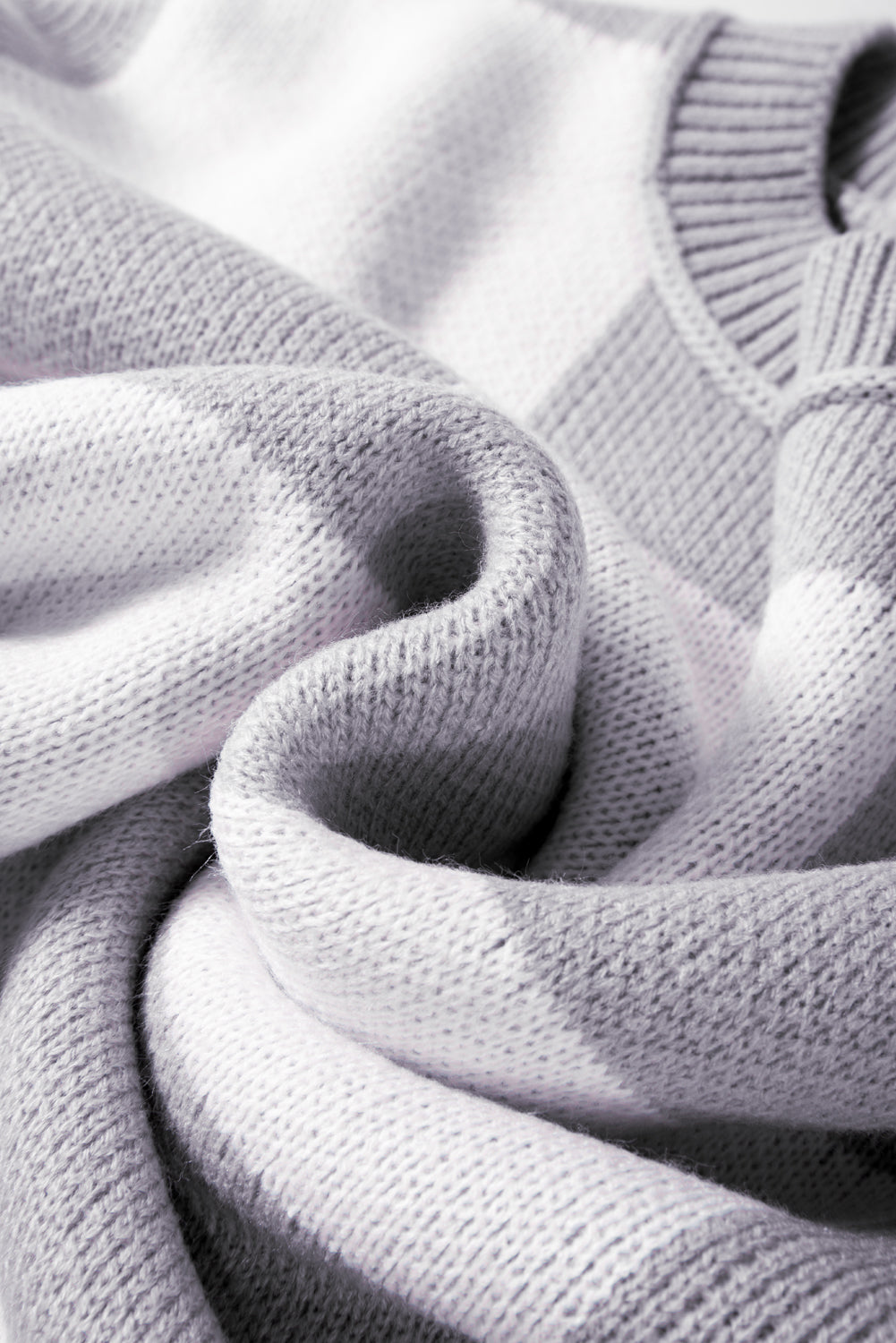 Suéter de cuadros naranja y blanco con costuras expuestas y mangas obispo