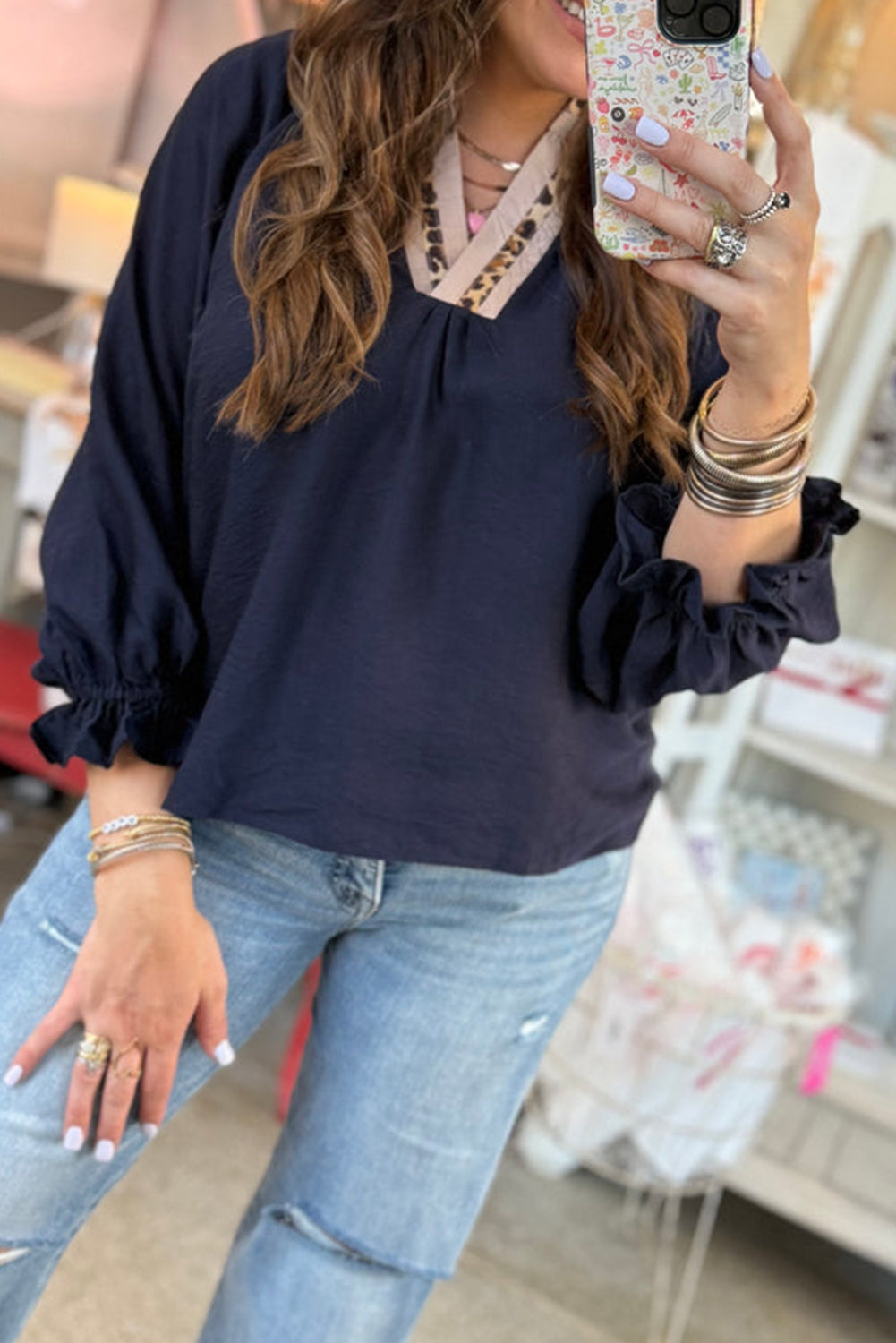 Blusa de talla grande con cuello patchwork de leopardo en contraste azul marino y manga larga con volantes