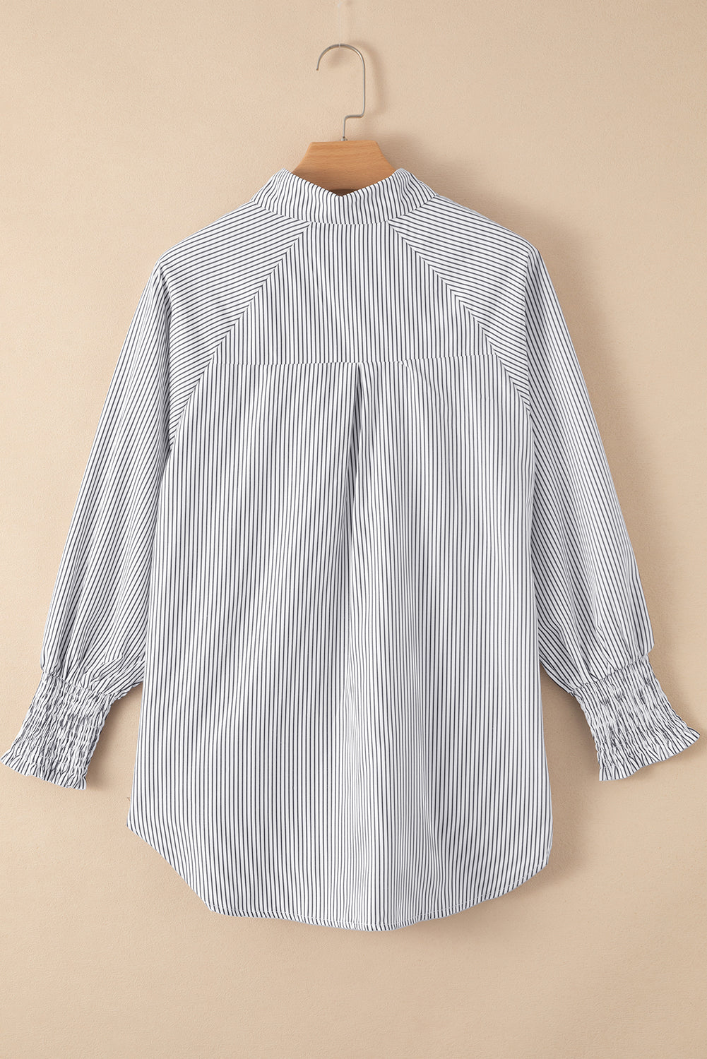 Chemise décontractée à rayures bleu clair et poignets froncés