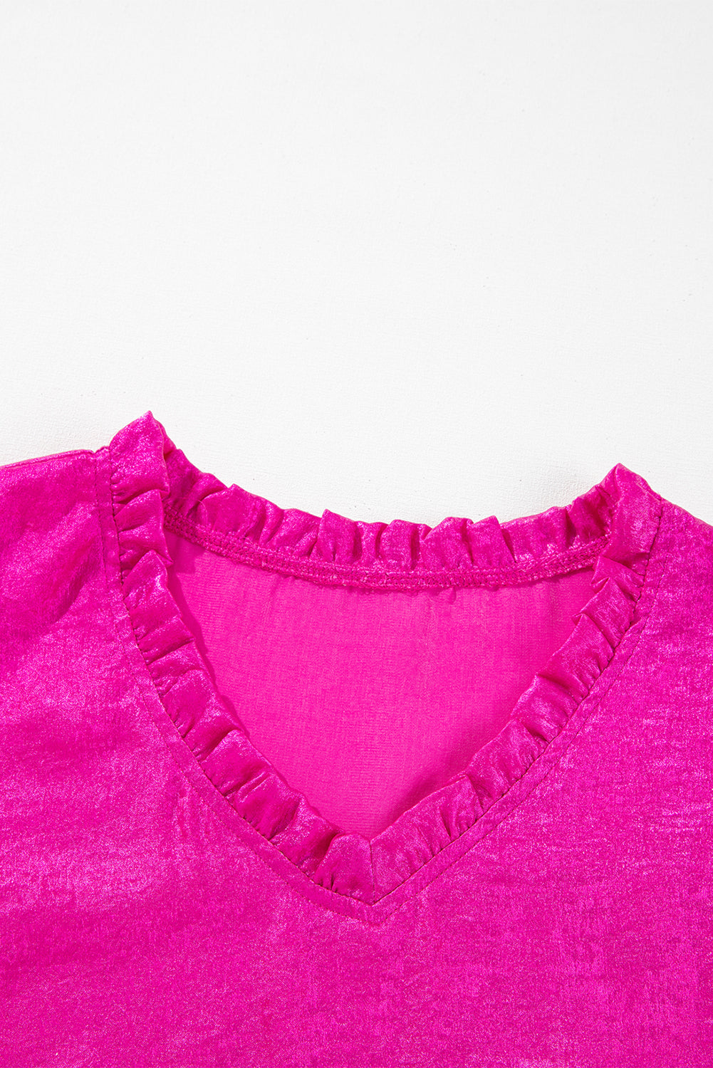 Blusa babydoll con escote en V, mangas abullonadas y volantes de terciopelo metalizado de color rojo rosa