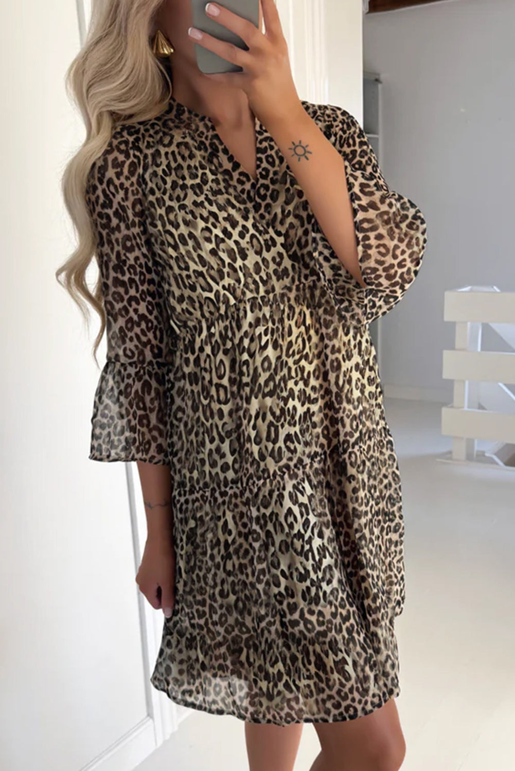 Vestido caqui con cuello en V y mangas 3/4 de leopardo