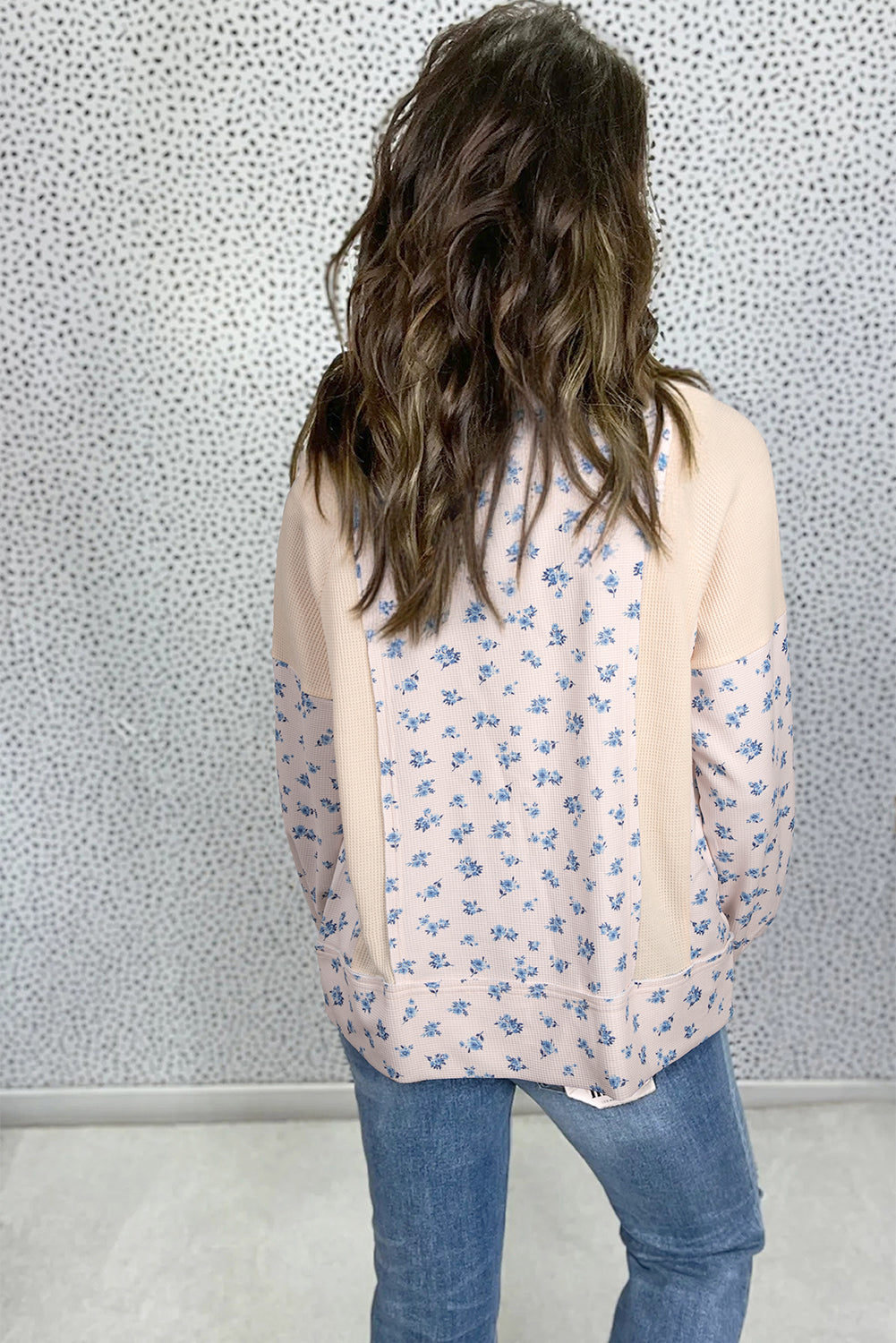Top extragrande con cuello en V, mangas abullonadas y estampado floral beige