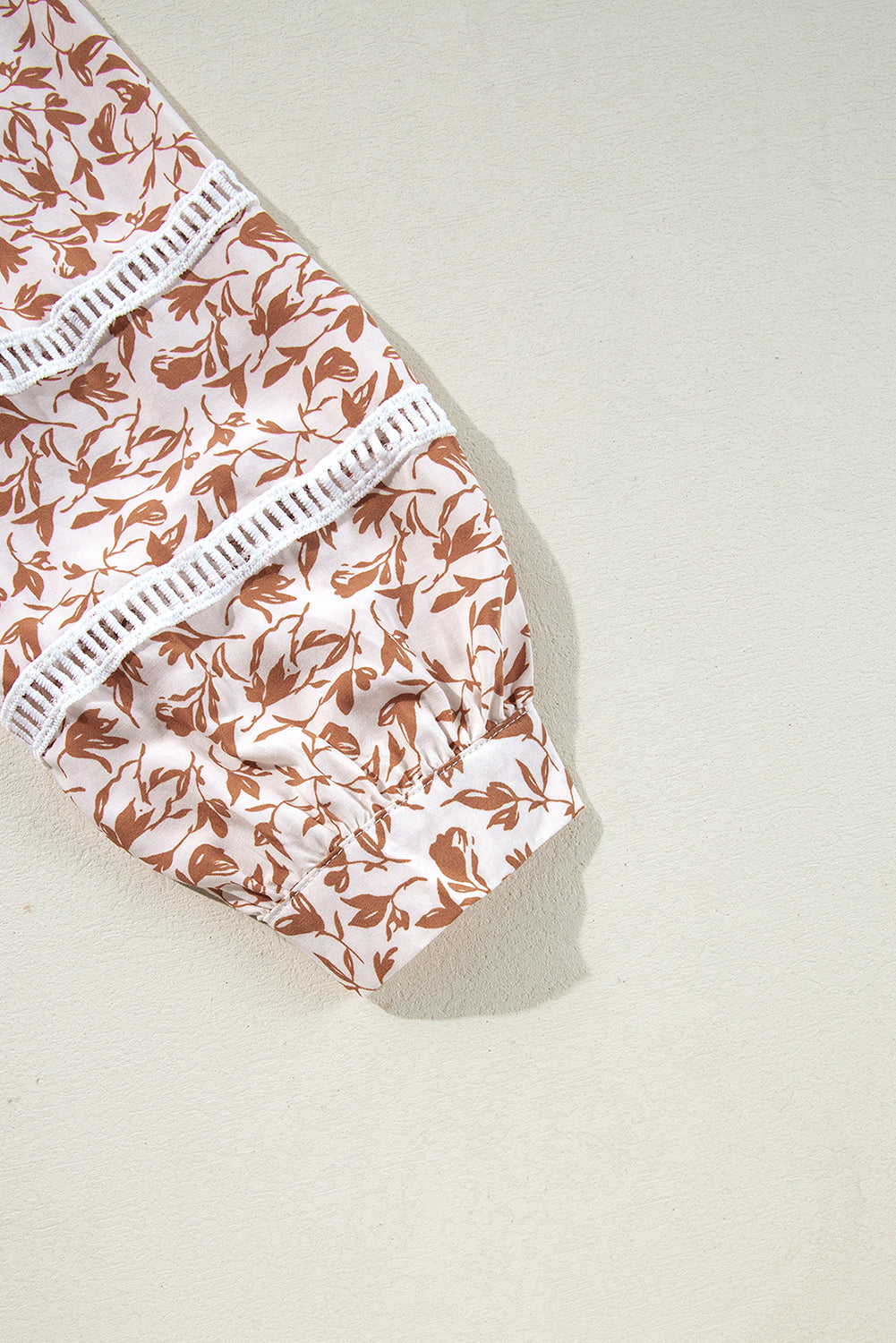 Camisa de otoño con mangas abullonadas, detalle de encaje y estampado floral amarillo