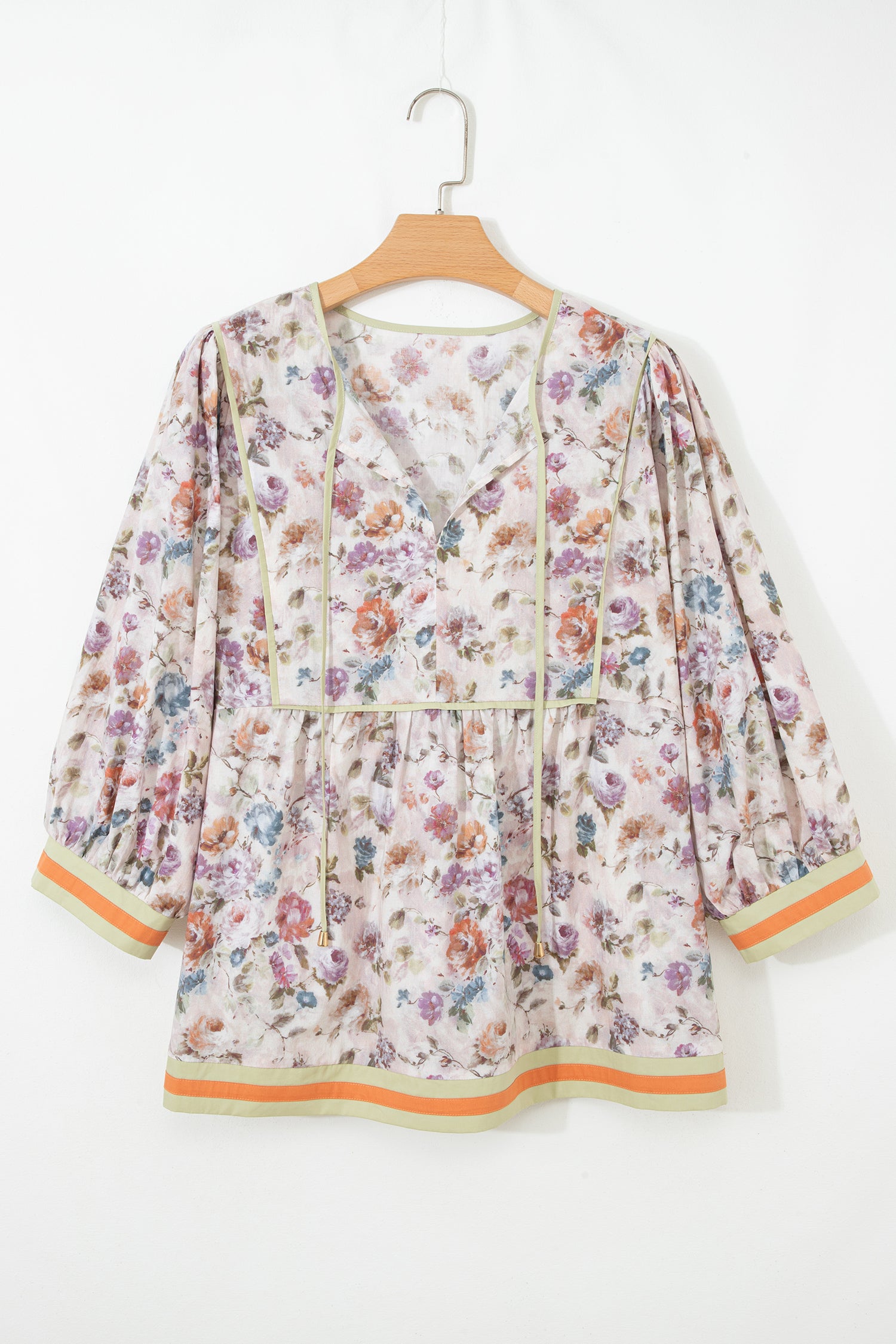 Blouse babydoll noire grande taille à imprimé floral, bordures contrastées et rayures.