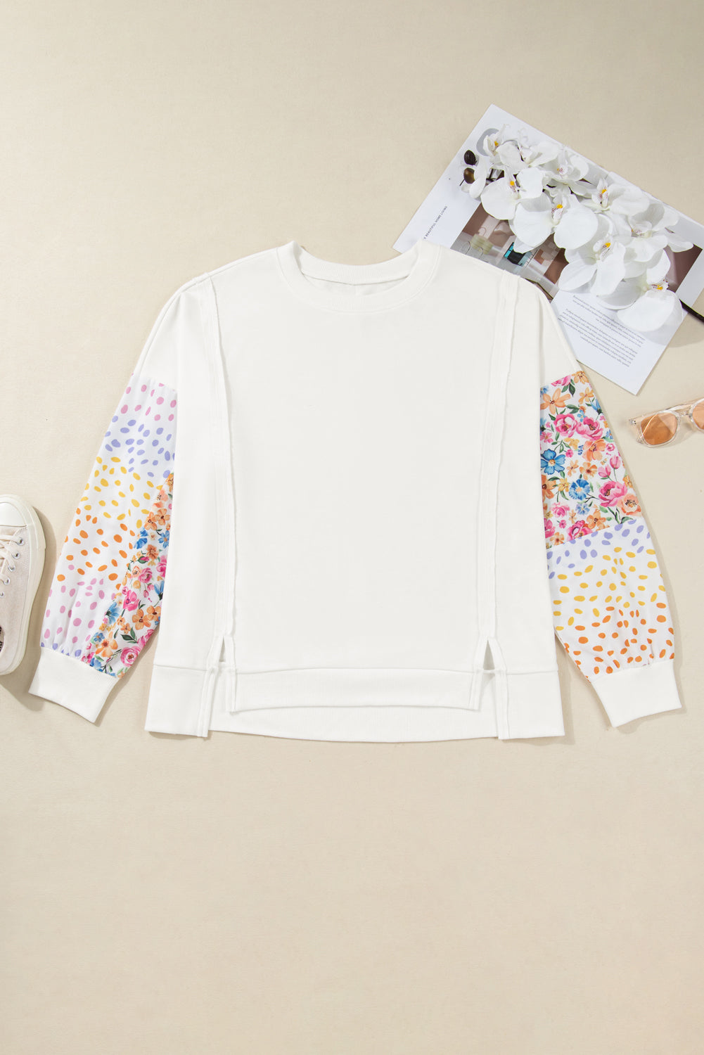 Sudadera blanca de talla grande con detalle de costuras expuestas, lunares en contraste y mangas de patchwork floral