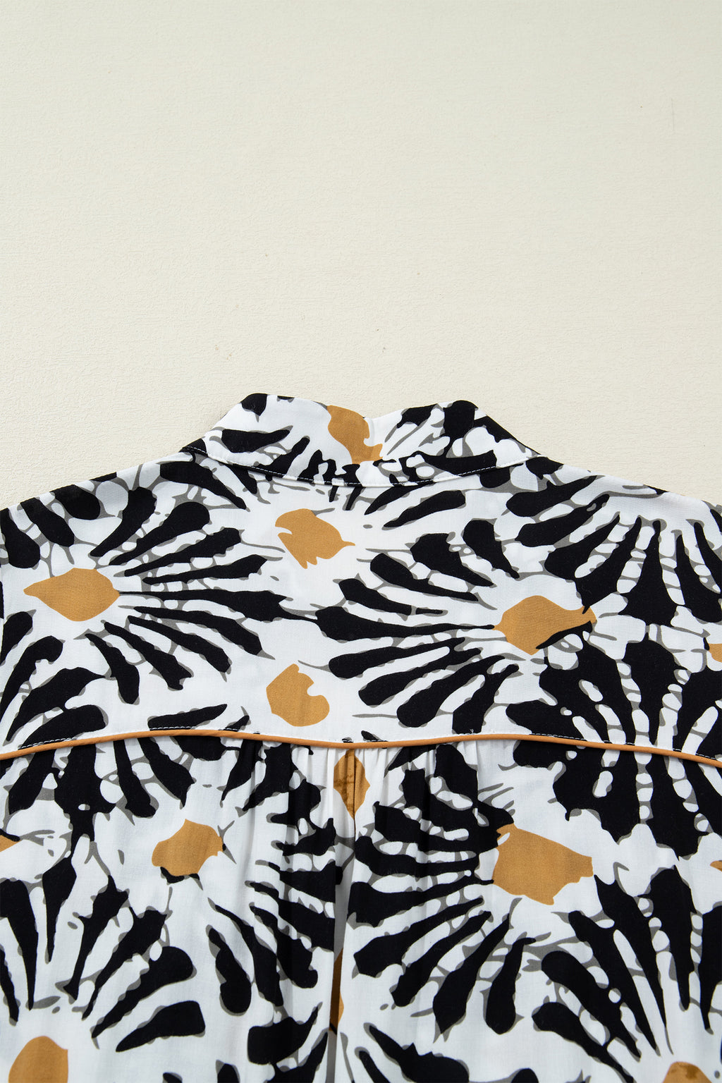 Robe longue noire à imprimé floral abstrait, fendue en V et à manches