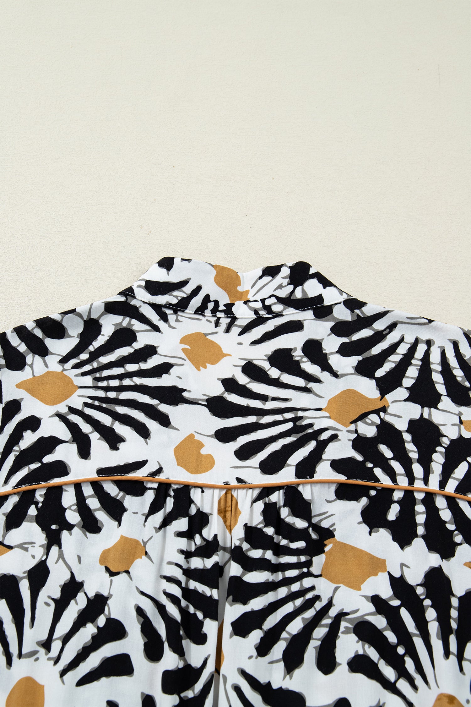 Robe longue noire à imprimé floral abstrait, fendue en V et à manches