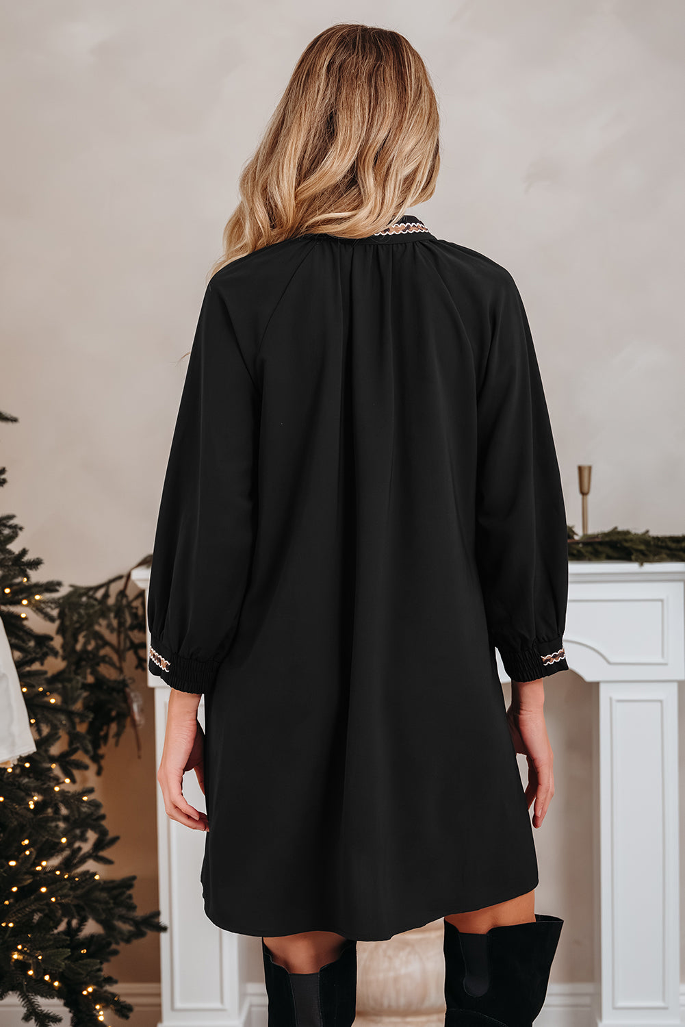 Vestido corto camisero con cuello en V, manga tres cuartos y ribete en contraste negro