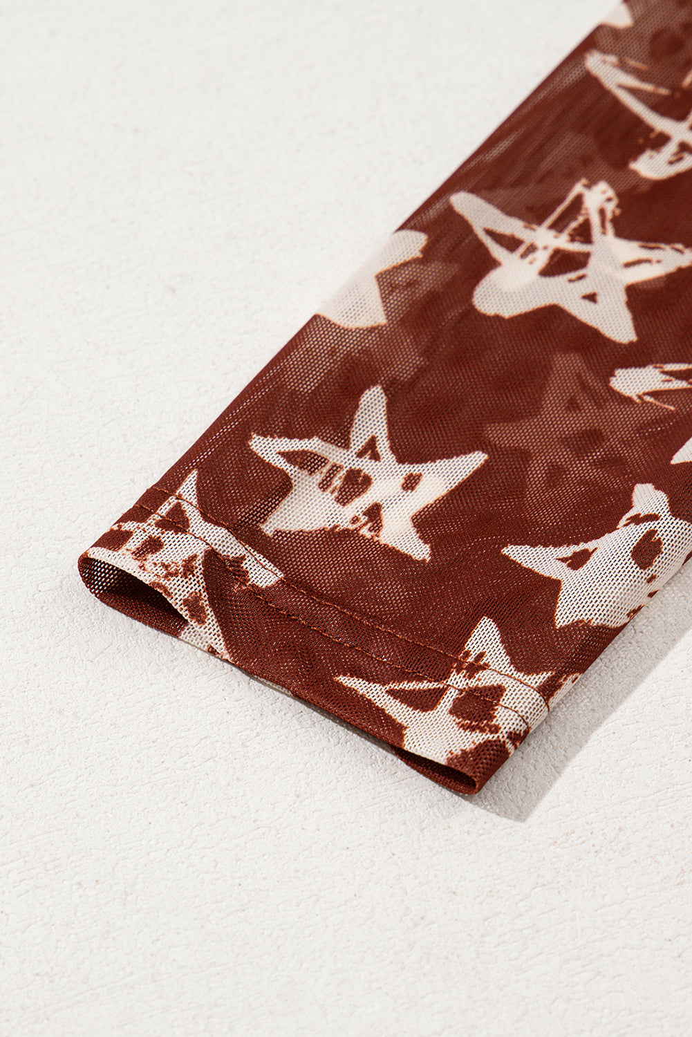 Top ajustado con cuello alto y estampado de estrellas rojas